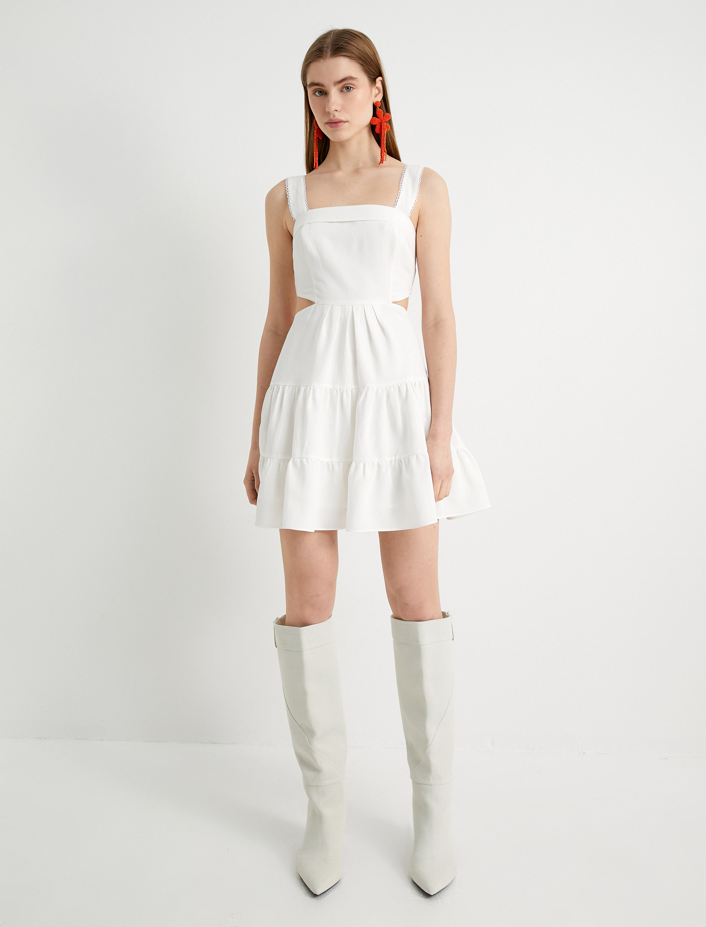 Arkası Fiyonk Detaylı Mini Elbise Pencere Detaylı Kalın Askılı Katlı