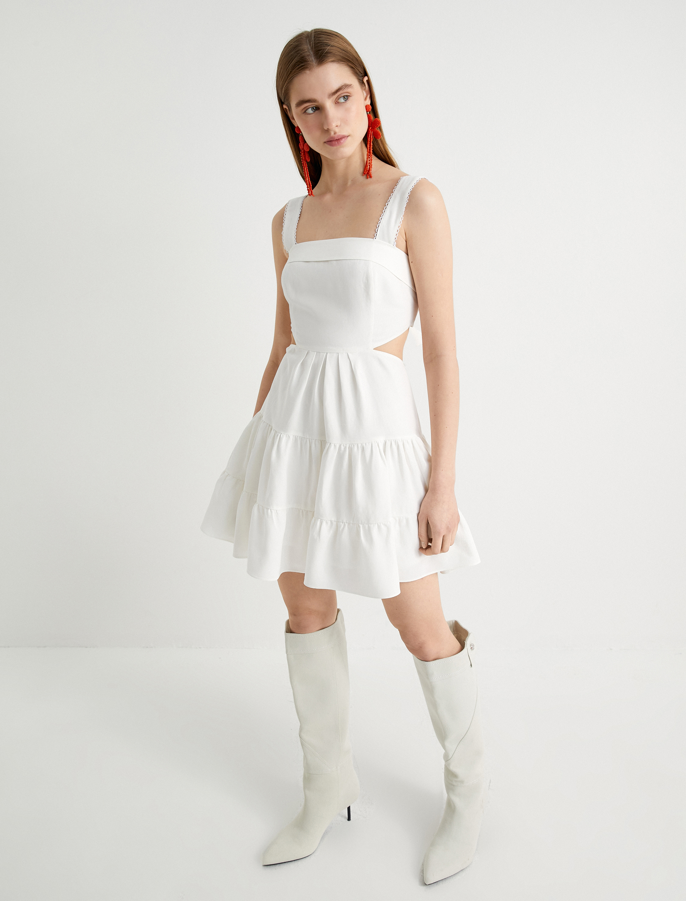 Arkası Fiyonk Detaylı Mini Elbise Pencere Detaylı Kalın Askılı Katlı