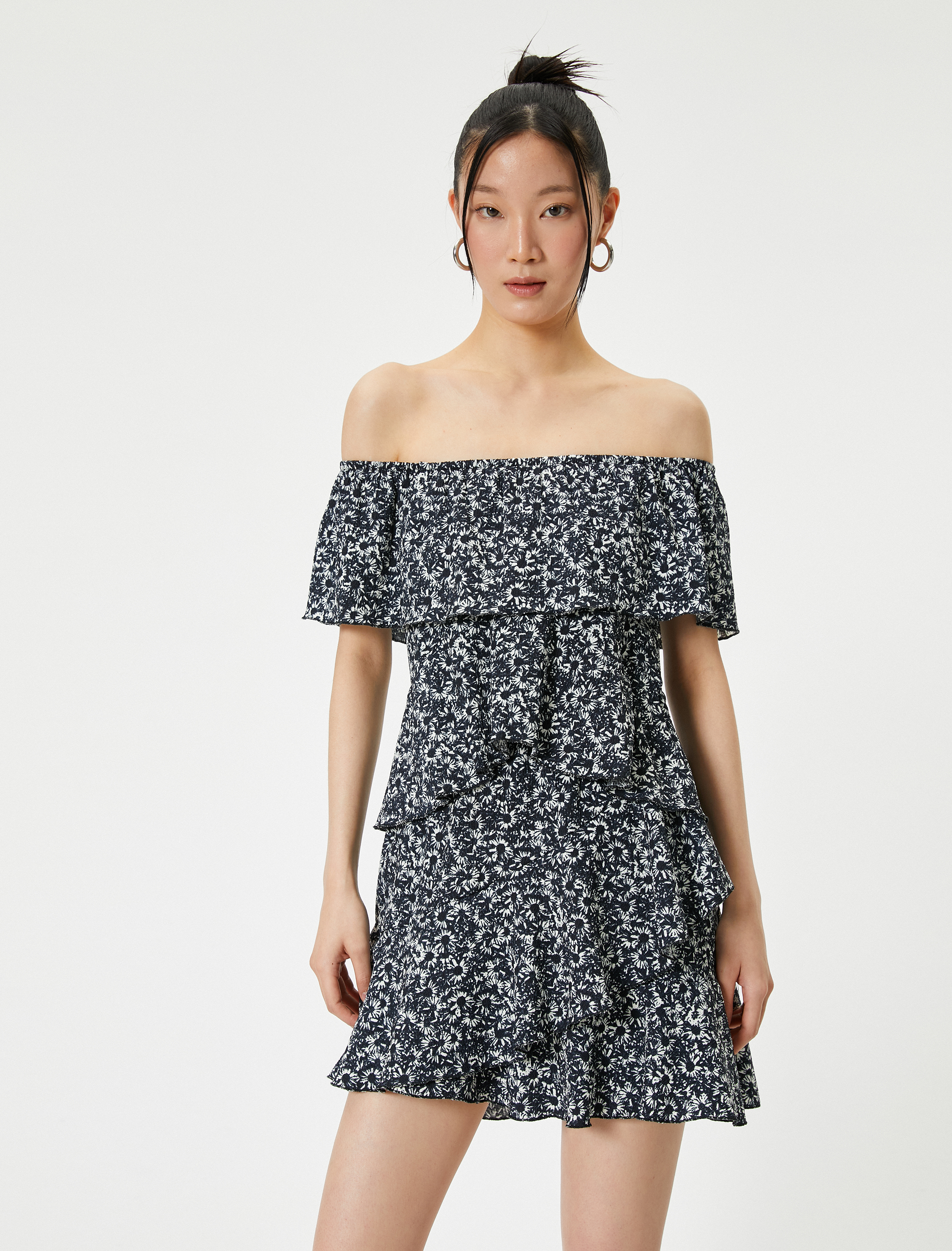   Omzu Açık Şortlu Tulum Çiçekli Katlı Rahat Kalıp Bürümcük