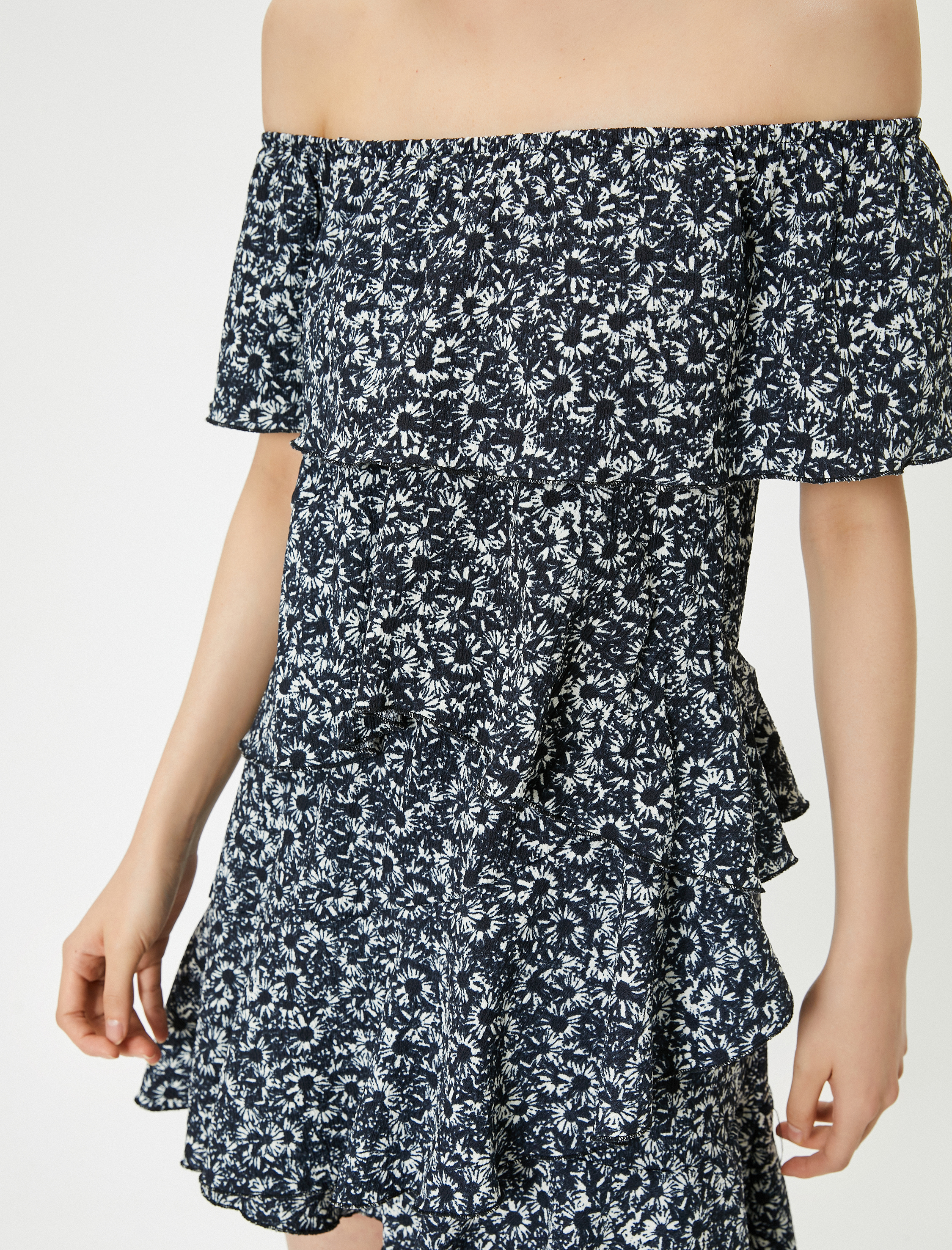   Omzu Açık Şortlu Tulum Çiçekli Katlı Rahat Kalıp Bürümcük