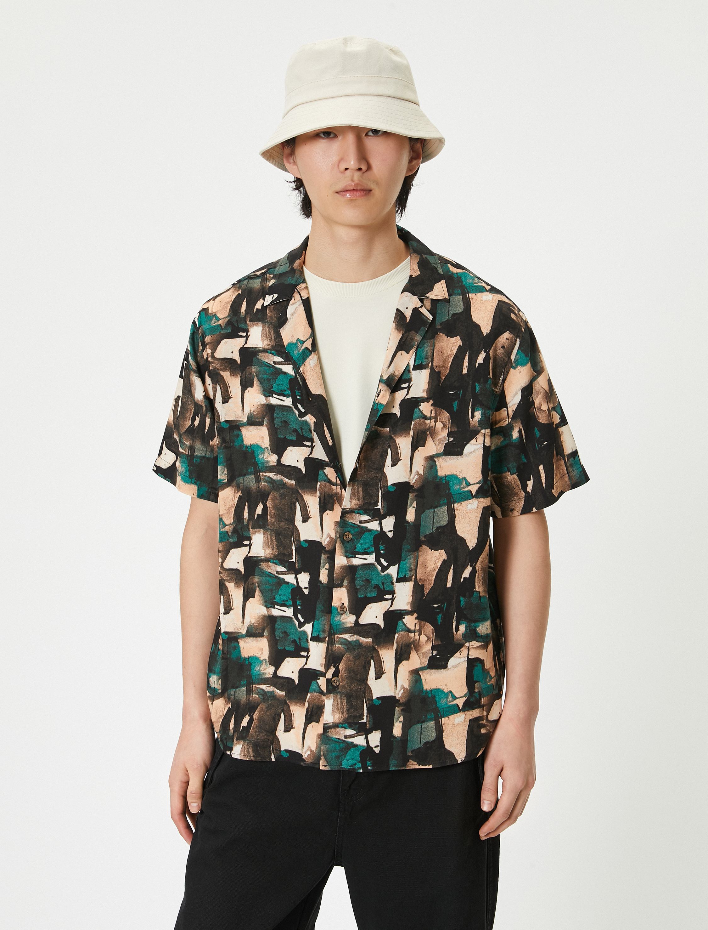   Soyut Desenli Gömlek Kısa Kollu Devrik Yaka Viskon Kumaş Regular Fit