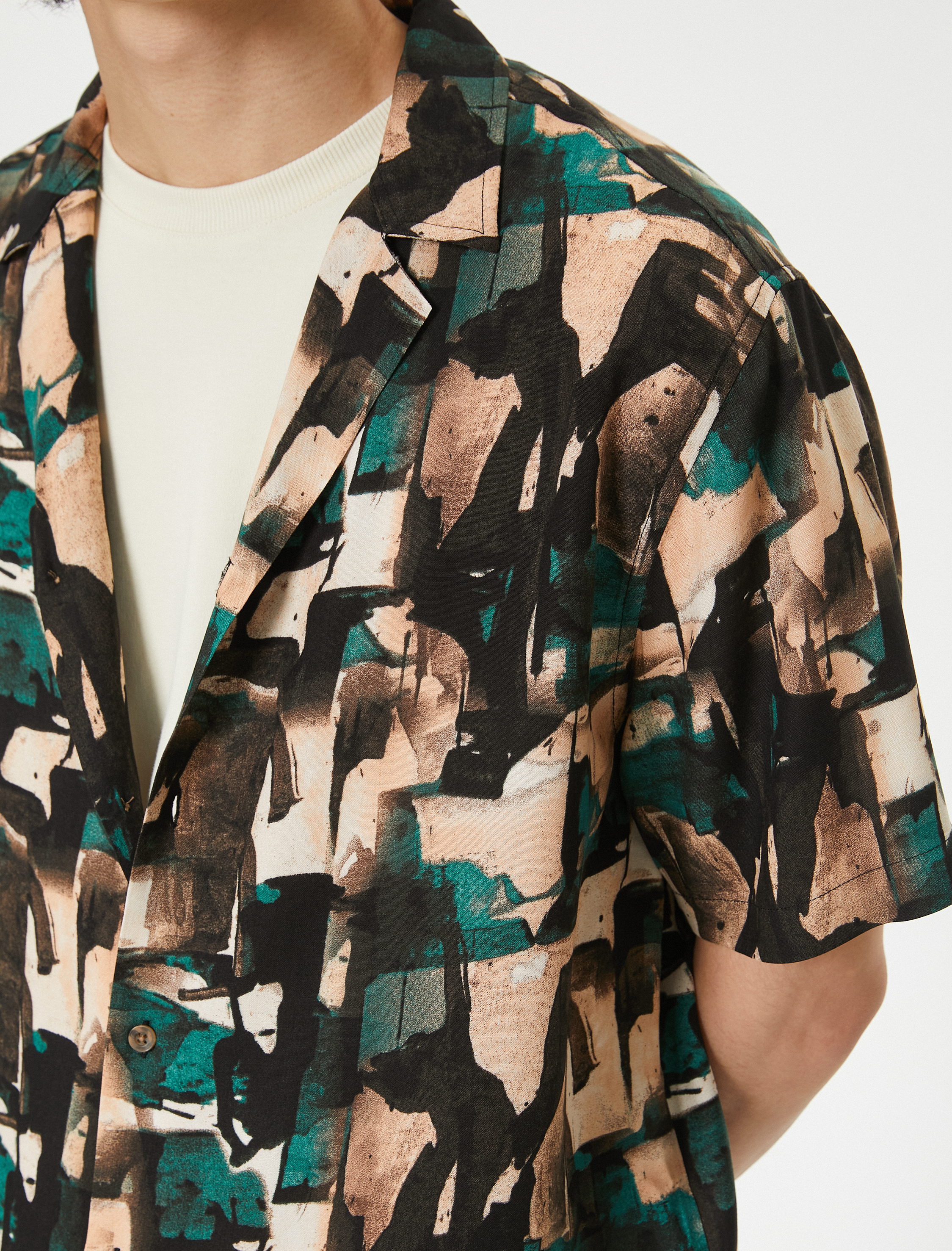   Soyut Desenli Gömlek Kısa Kollu Devrik Yaka Viskon Kumaş Regular Fit