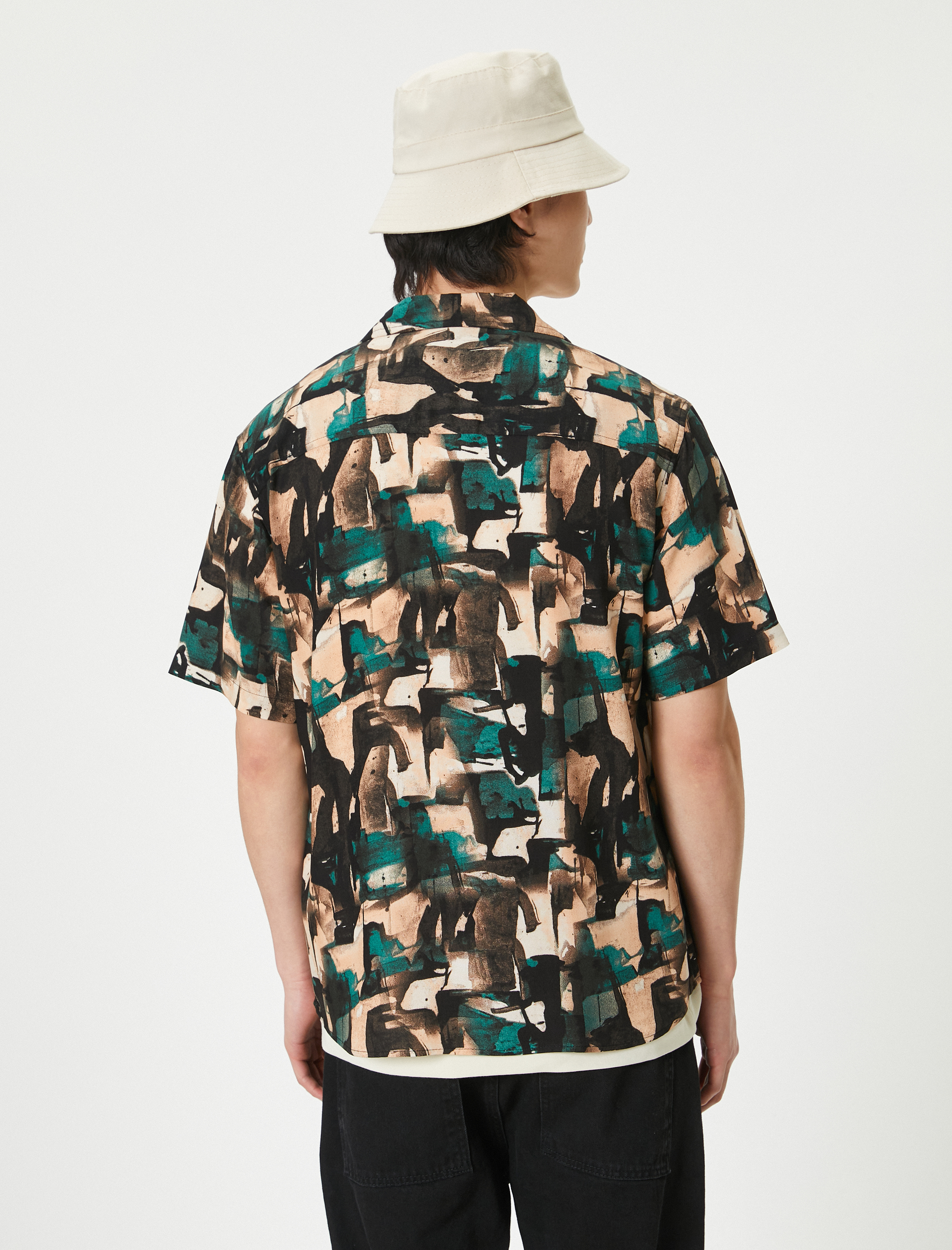   Soyut Desenli Gömlek Kısa Kollu Devrik Yaka Viskon Kumaş Regular Fit