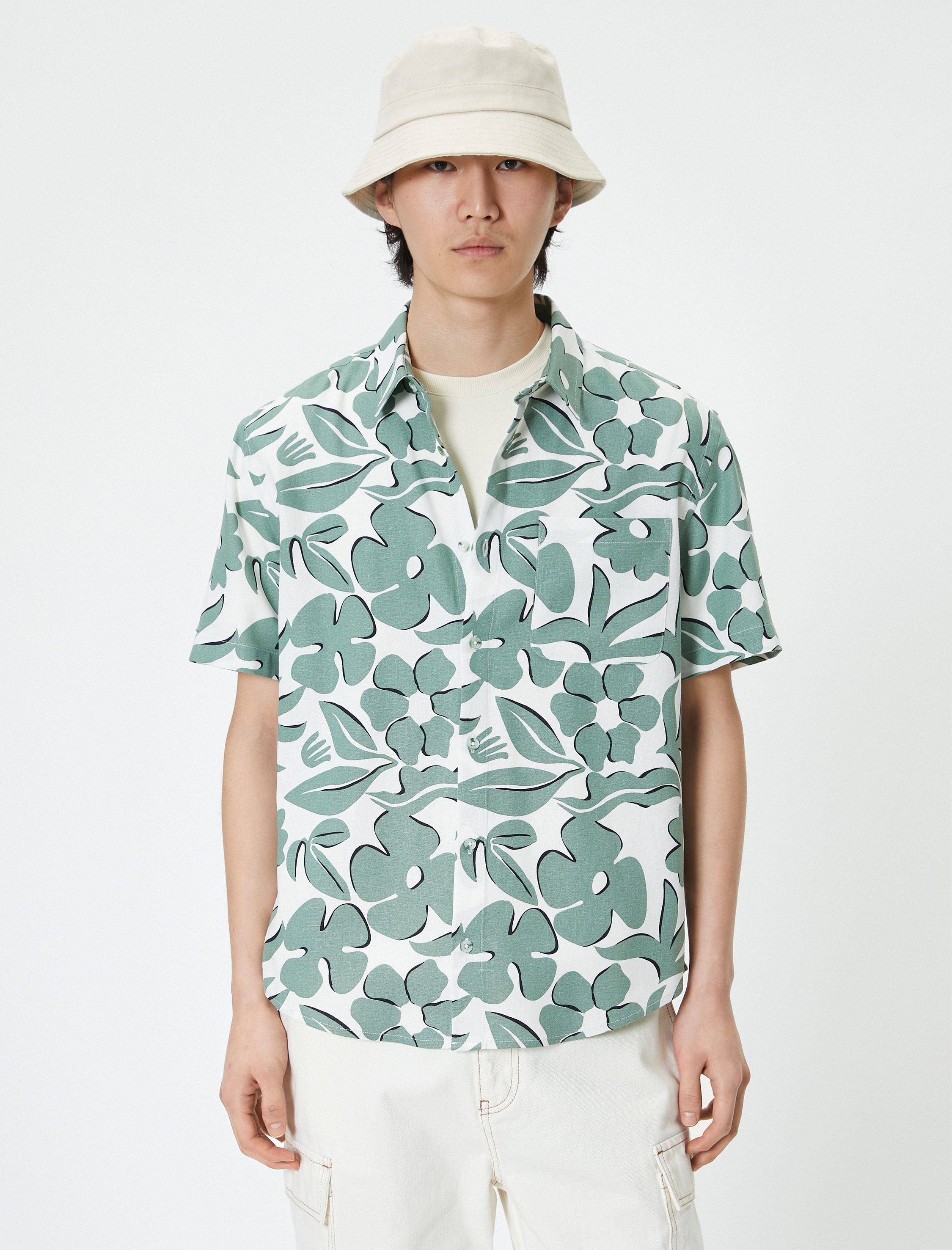   Desenli Gömlek Kısa Kollu Çiçekli Cep Detaylı Klasik Yaka Düğmeli  Regular Fit