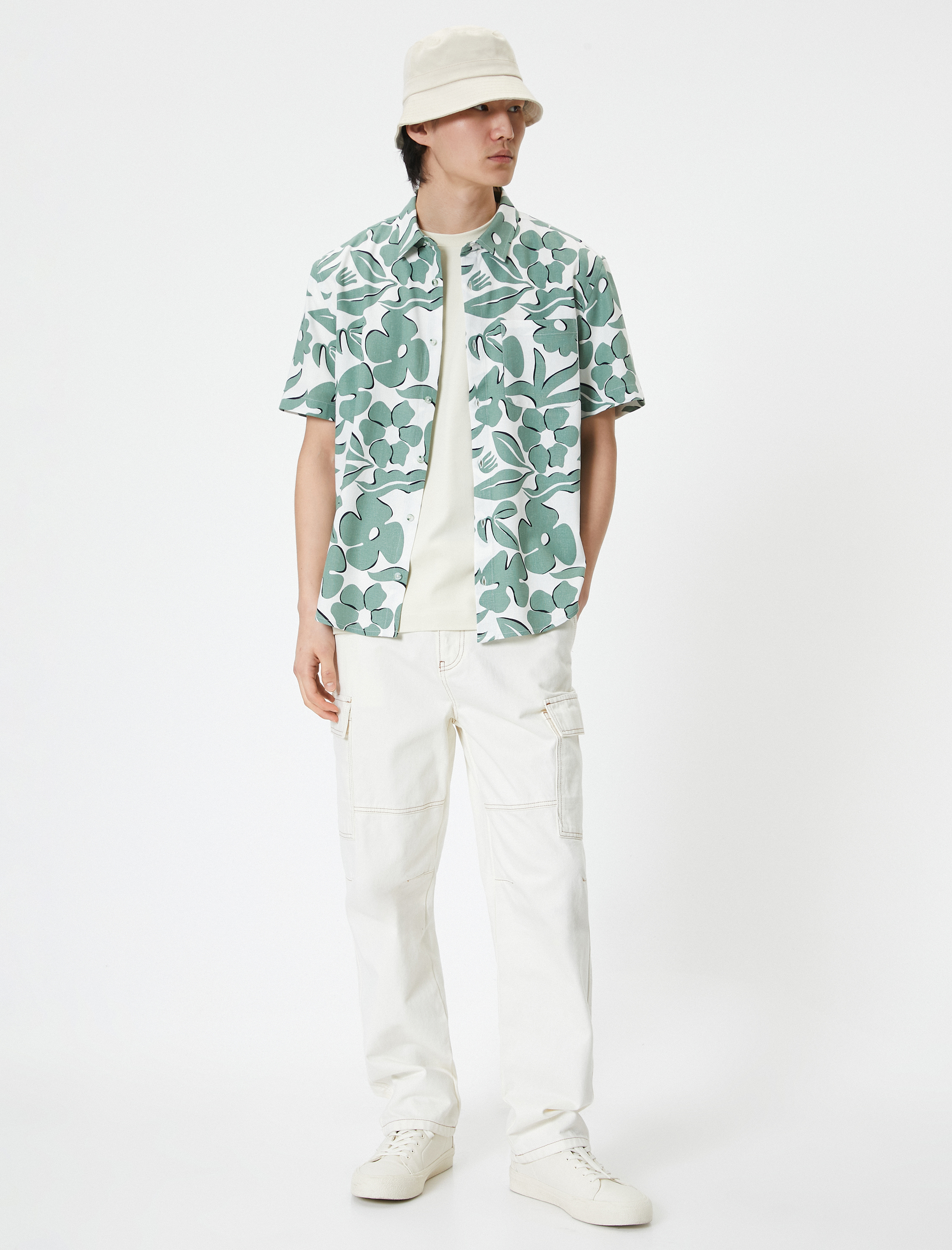   Desenli Gömlek Kısa Kollu Çiçekli Cep Detaylı Klasik Yaka Düğmeli  Regular Fit