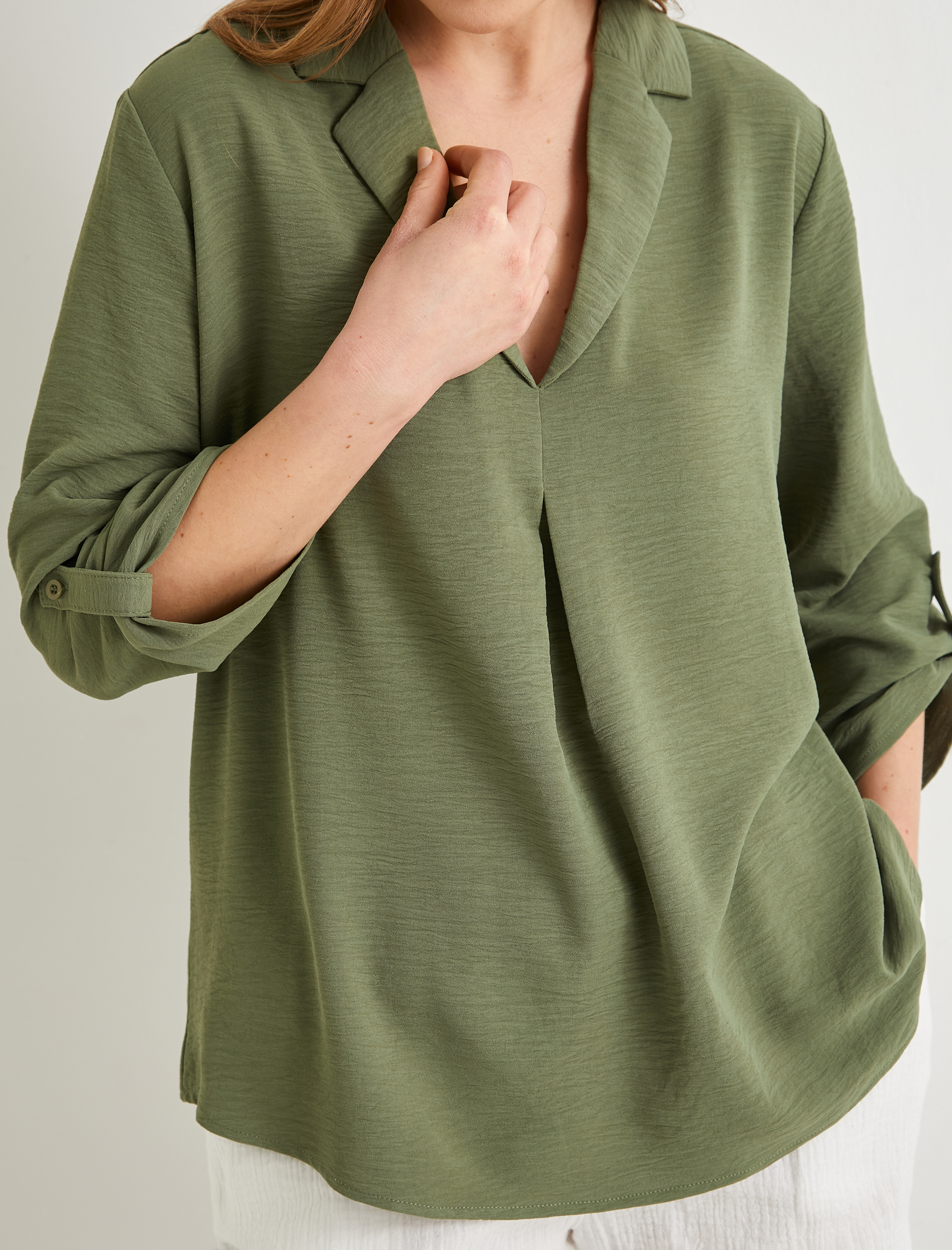   V Yaka Bluz Yarım Kollu Dokulu Standart Kesim