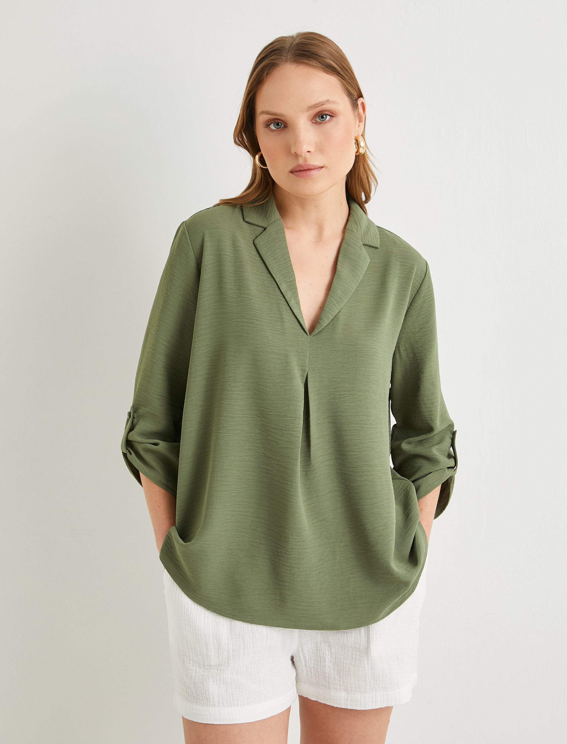   V Yaka Bluz Yarım Kollu Dokulu Standart Kesim