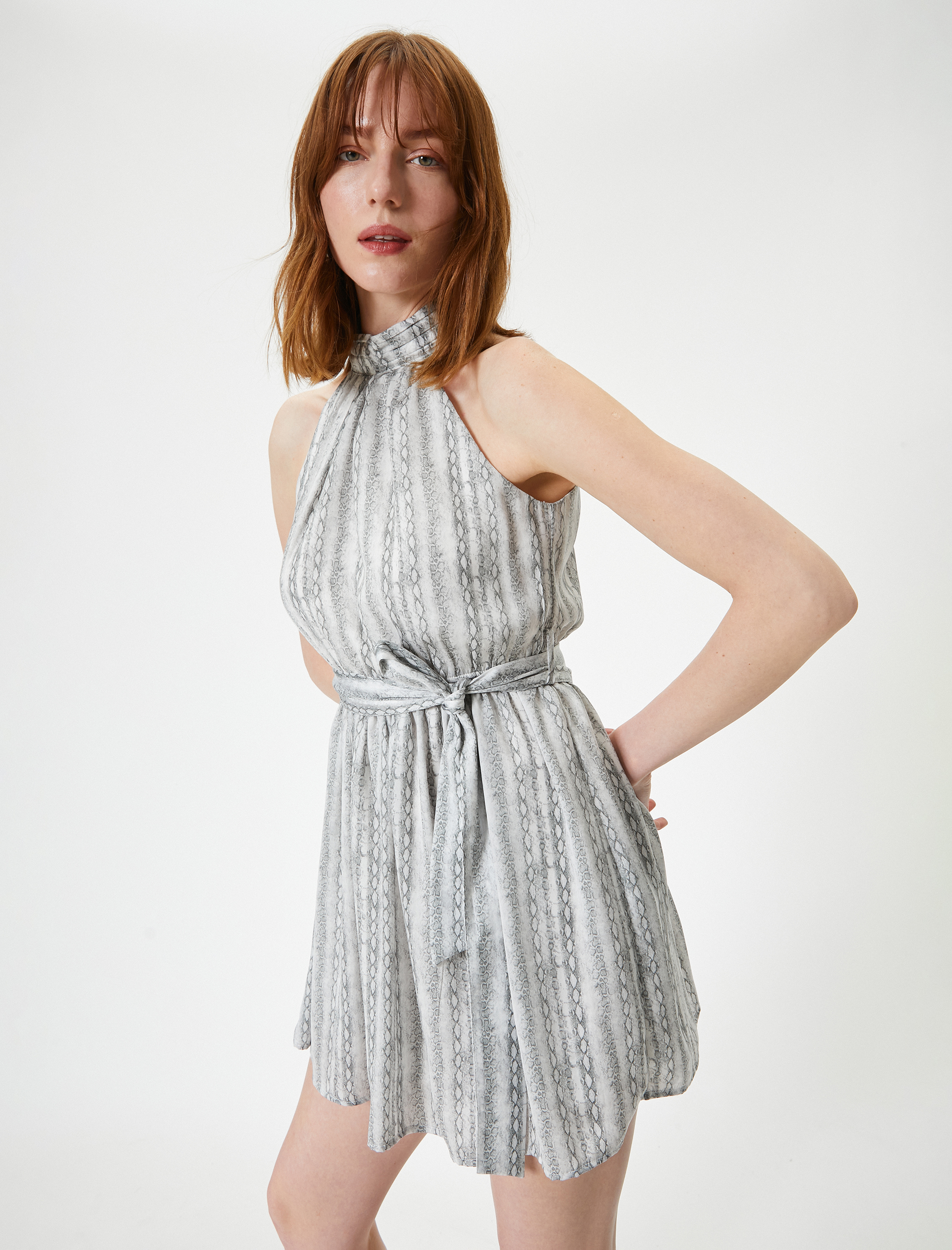 Mini Halter Yaka Elbise Beli Kuşaklı