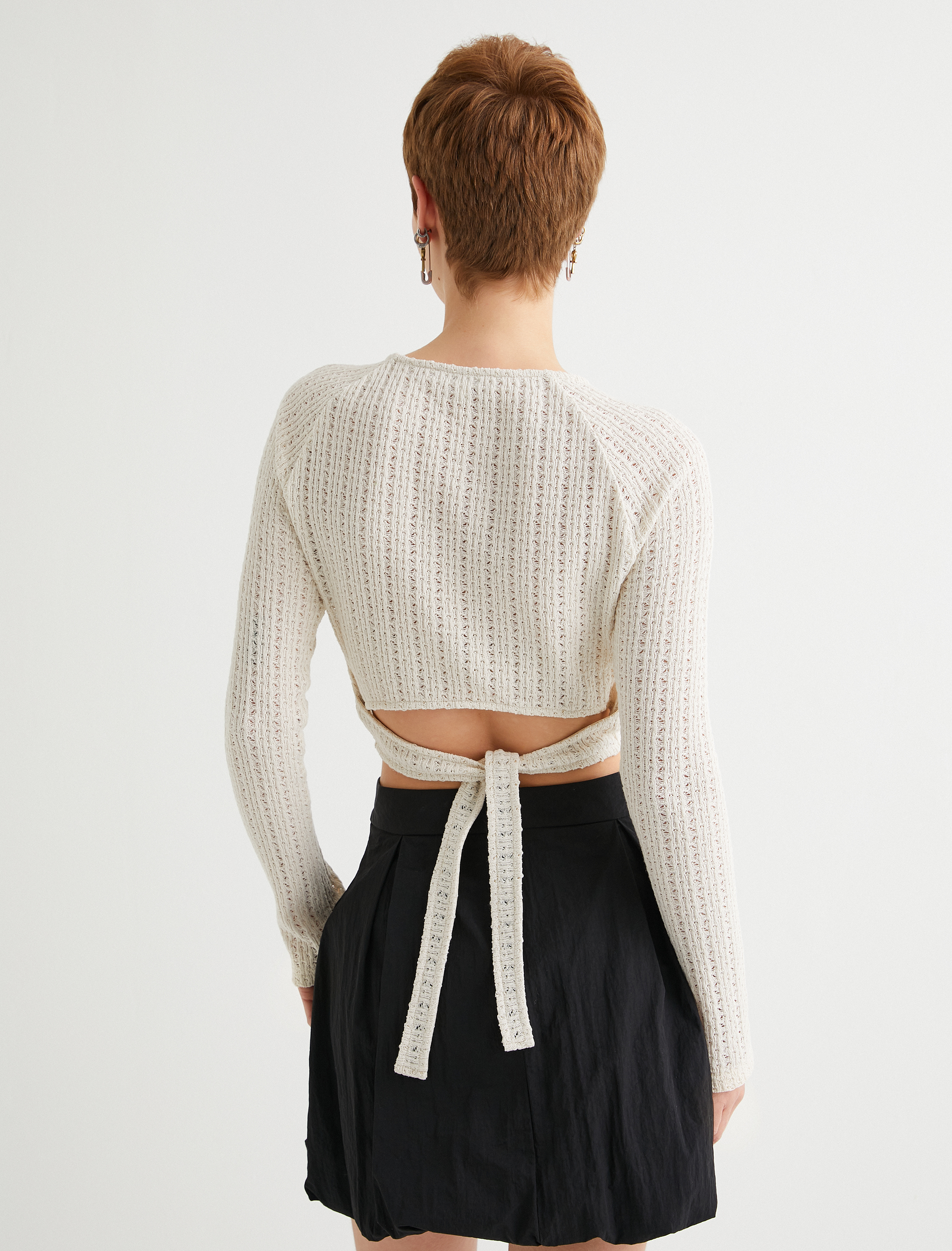   Ajurlu Crop Tişört Uzun Kollu Bisiklet Yaka Arkası Bağlama Detaylı