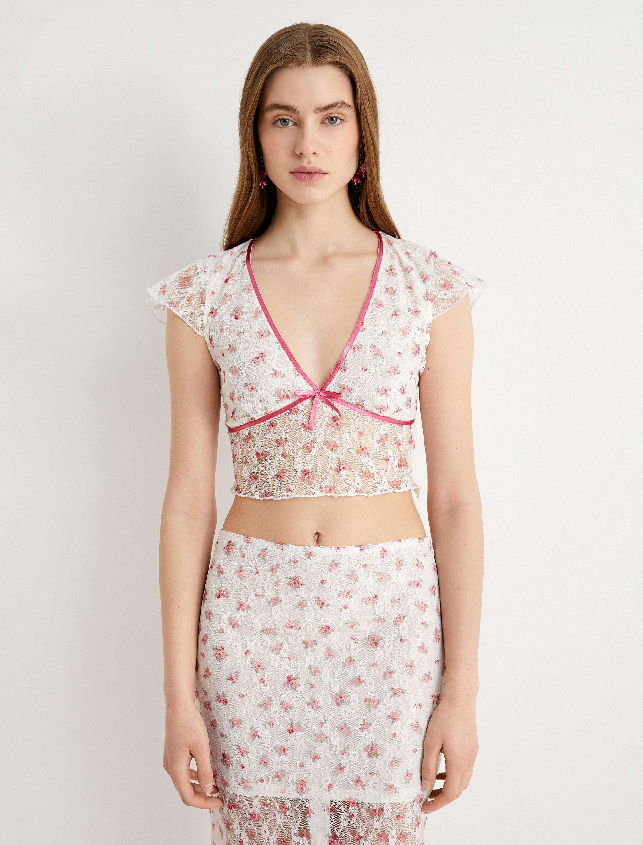 Çiçekli Tül Dantel Bluz Crop Fiyonk Detaylı Fırfırlı V Yaka Slim Fit