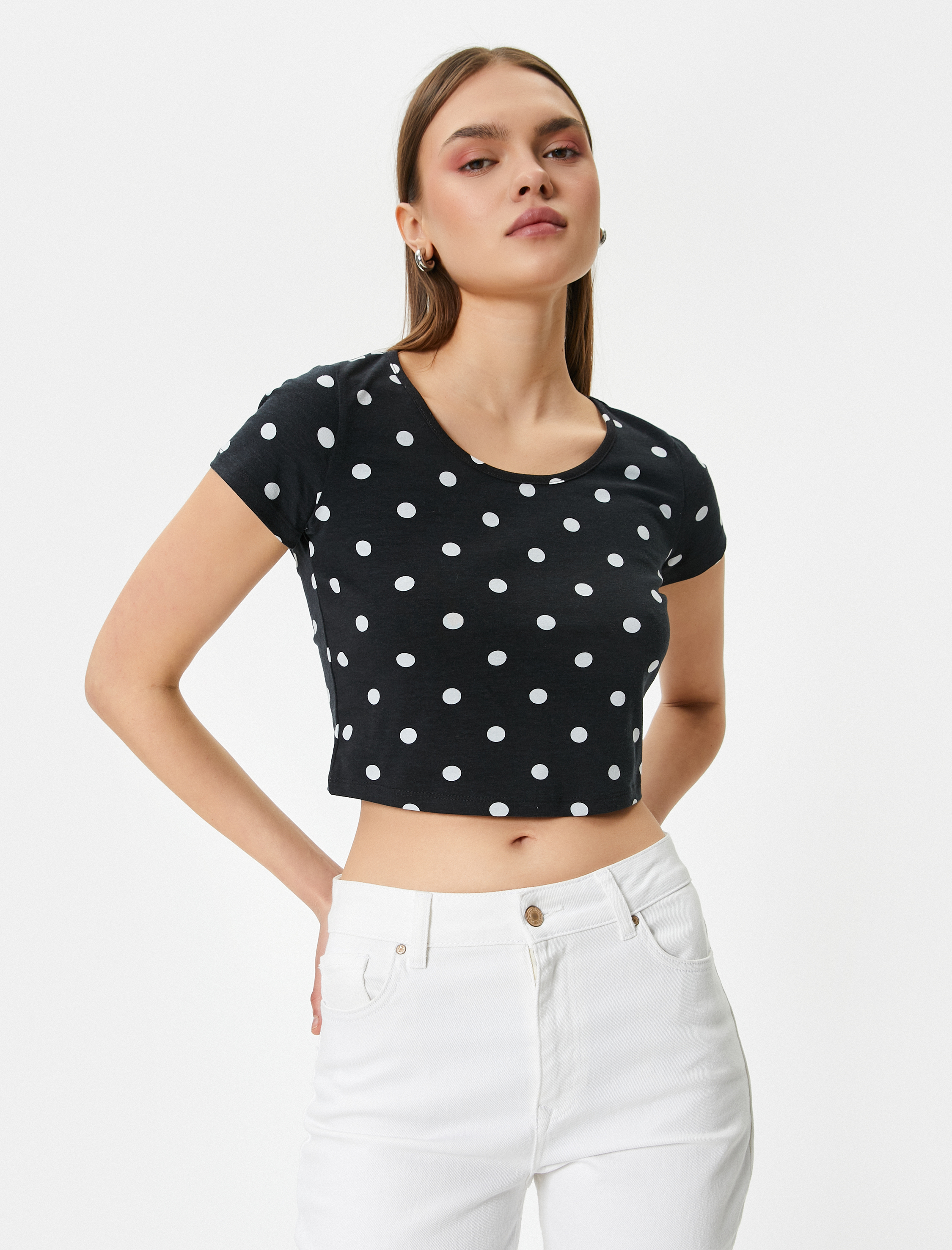   Arkası Dekolte Puantiyeli Tişört Crop Fiyonk Detaylı