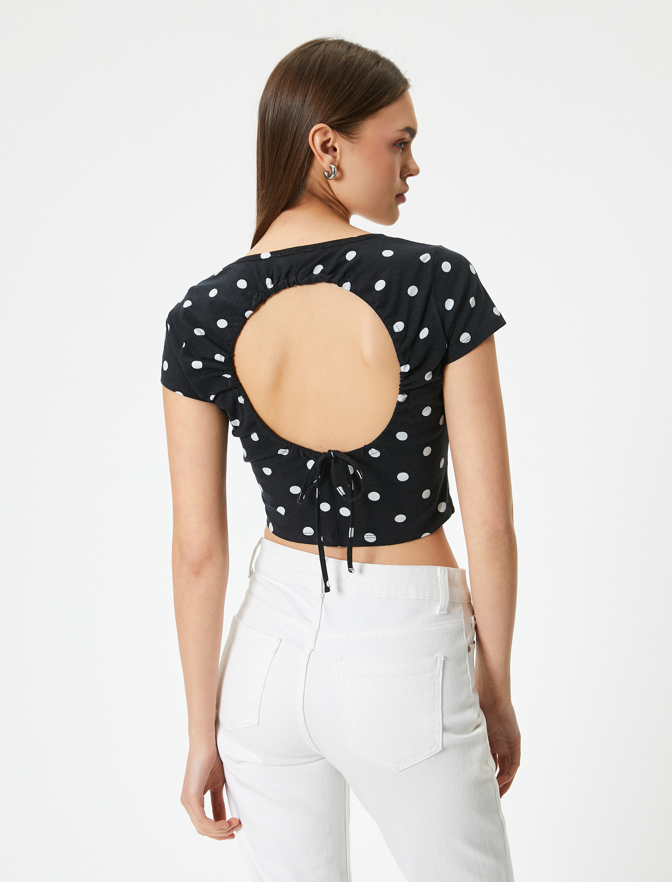   Arkası Dekolte Puantiyeli Tişört Crop Fiyonk Detaylı