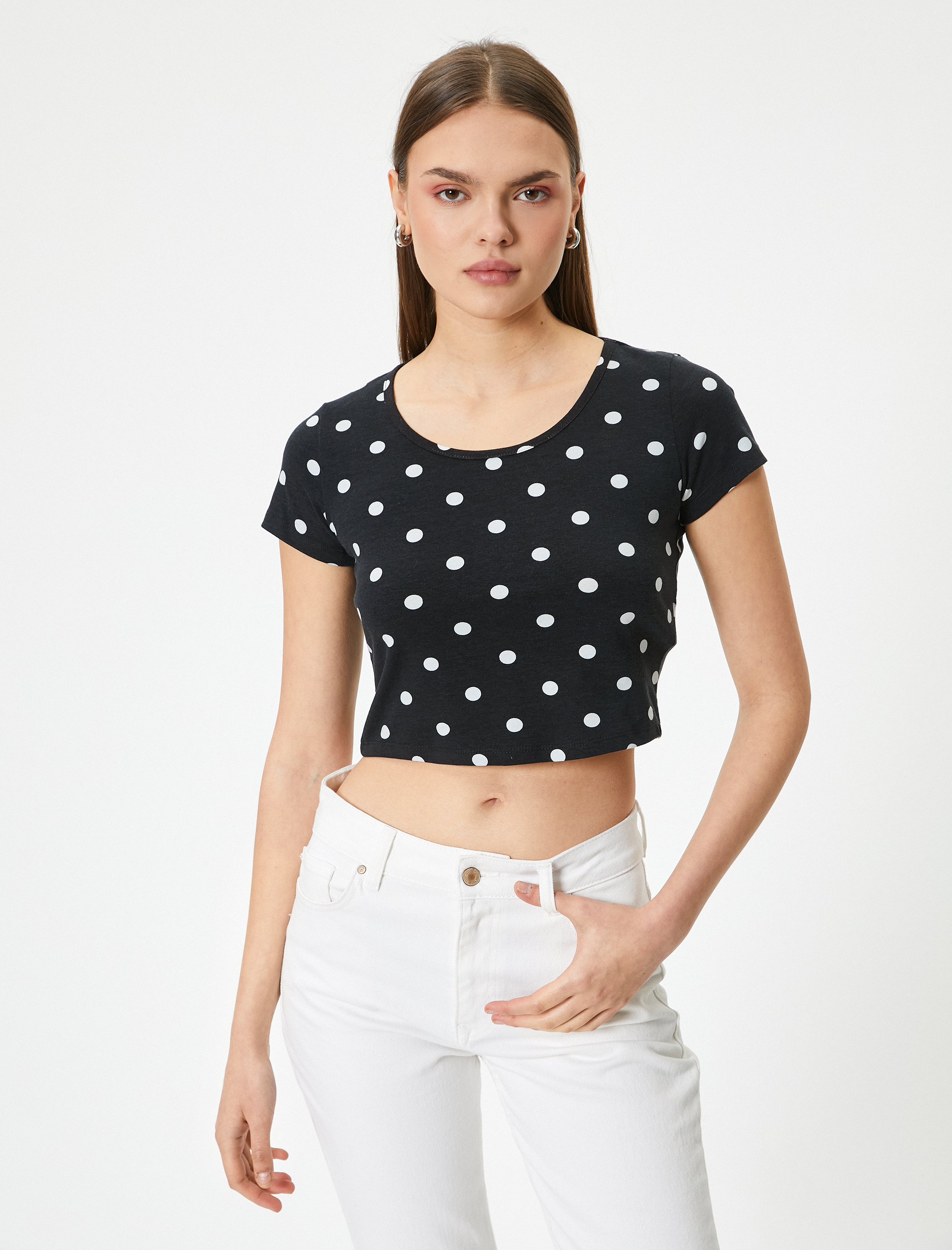   Arkası Dekolte Puantiyeli Tişört Crop Fiyonk Detaylı