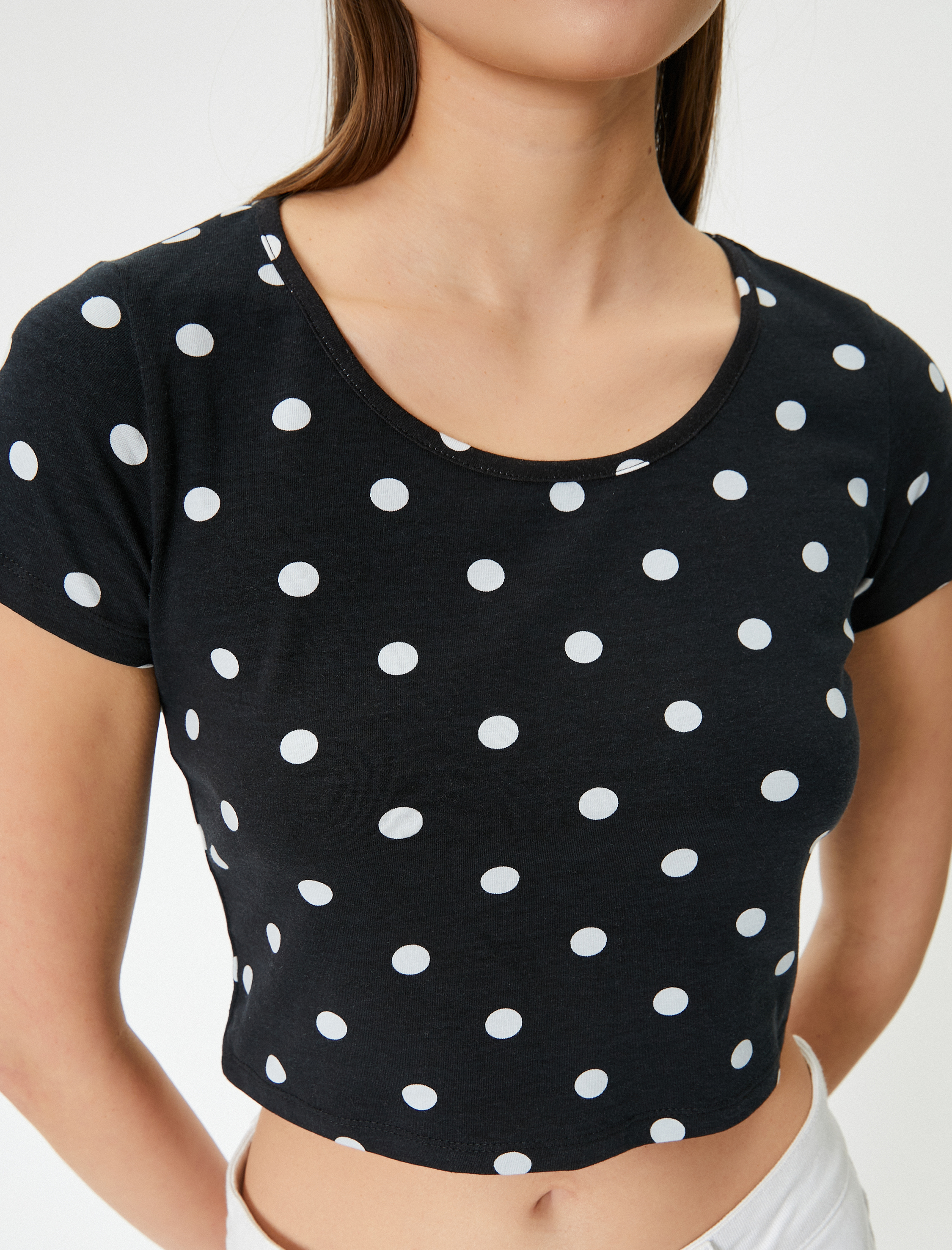   Arkası Dekolte Puantiyeli Tişört Crop Fiyonk Detaylı