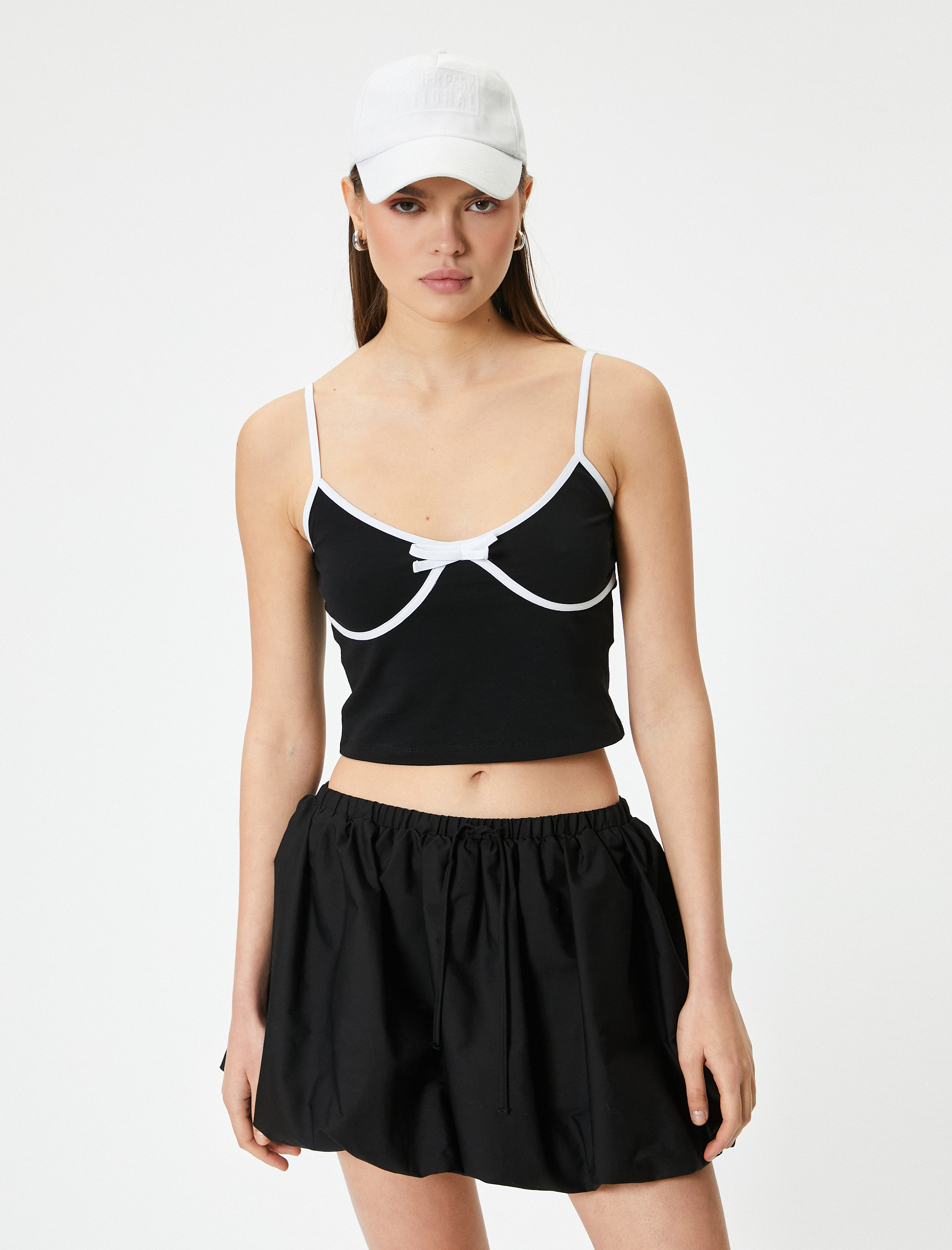   Fiyonk Detaylı Askılı Crop Top Renk Kontrastlı Pamuklu Slim Fit