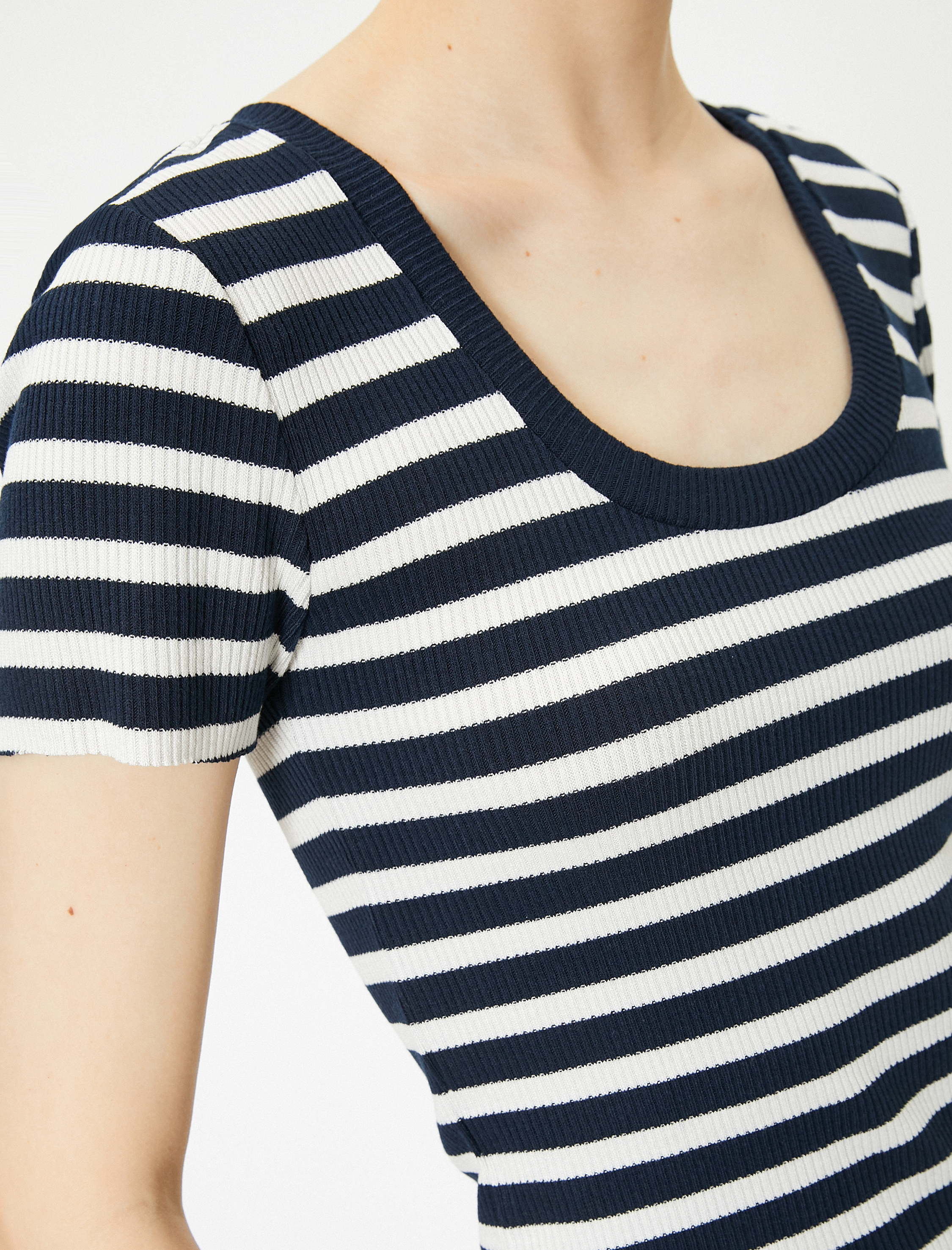   Derin U Yaka Tişört Kısa Kollu Kaşkorse Viskon Kumaş Karışımlı