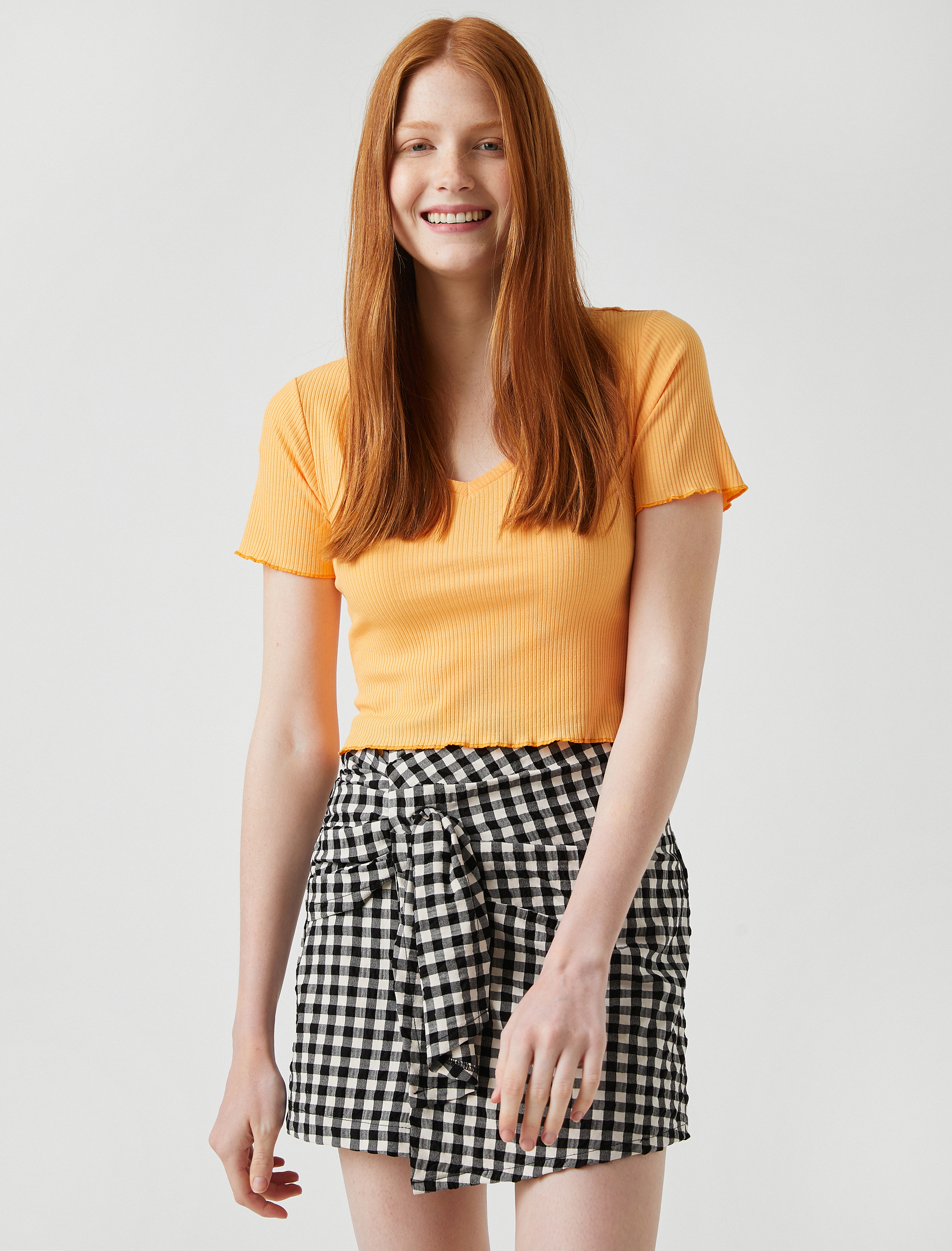   Crop Tişört Fırfır Detaylı Fitilli V Yaka