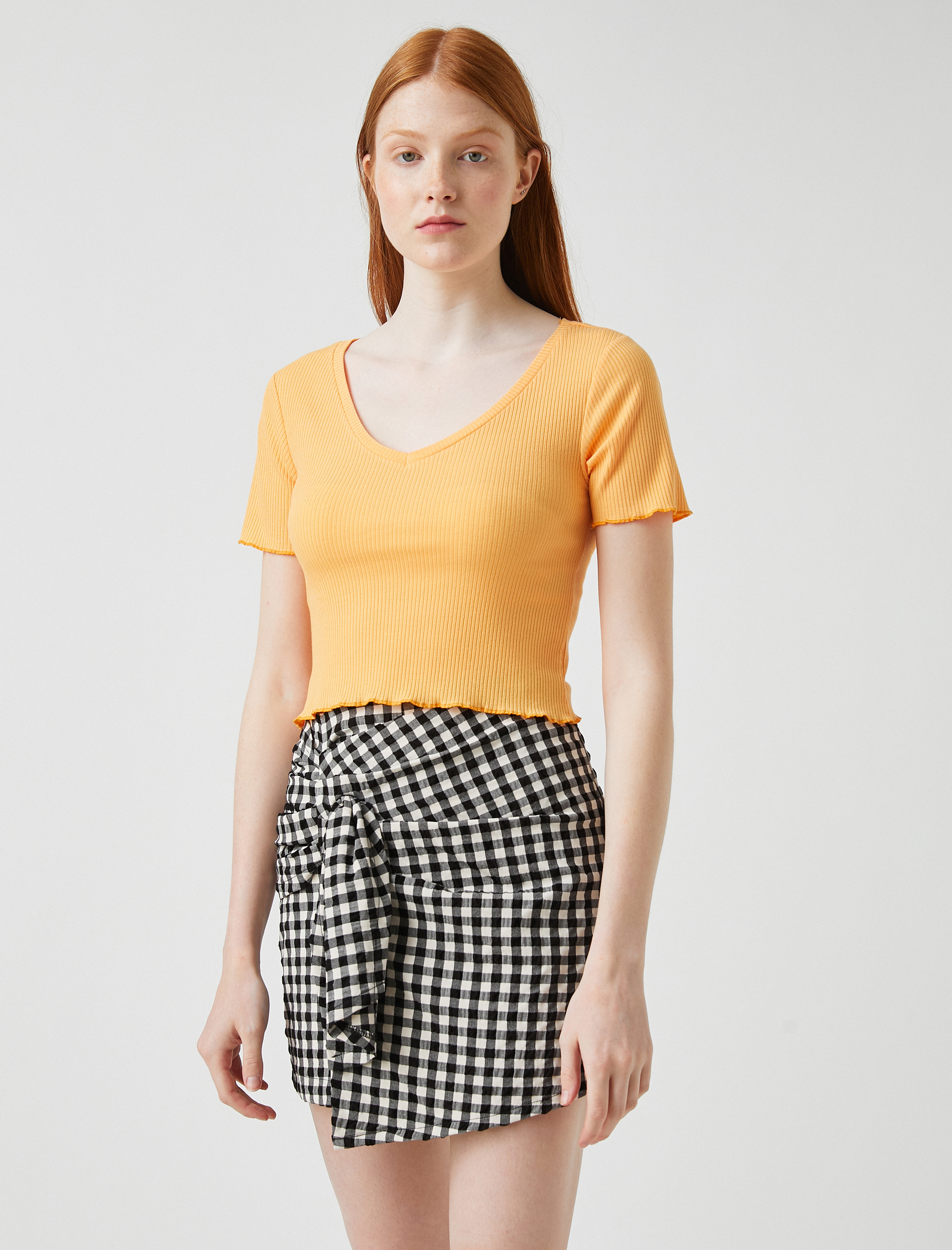   Crop Tişört Fırfır Detaylı Fitilli V Yaka