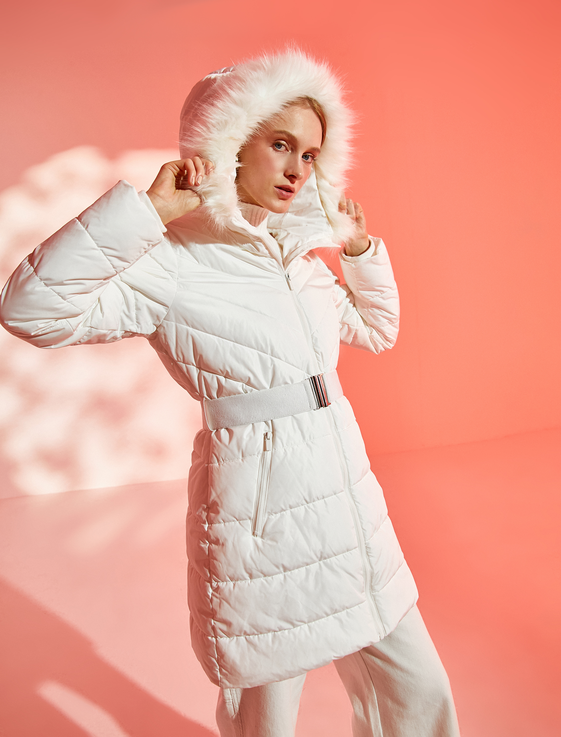   Uzun Şişme Mont Suni Kürk Detaylı Kemerli