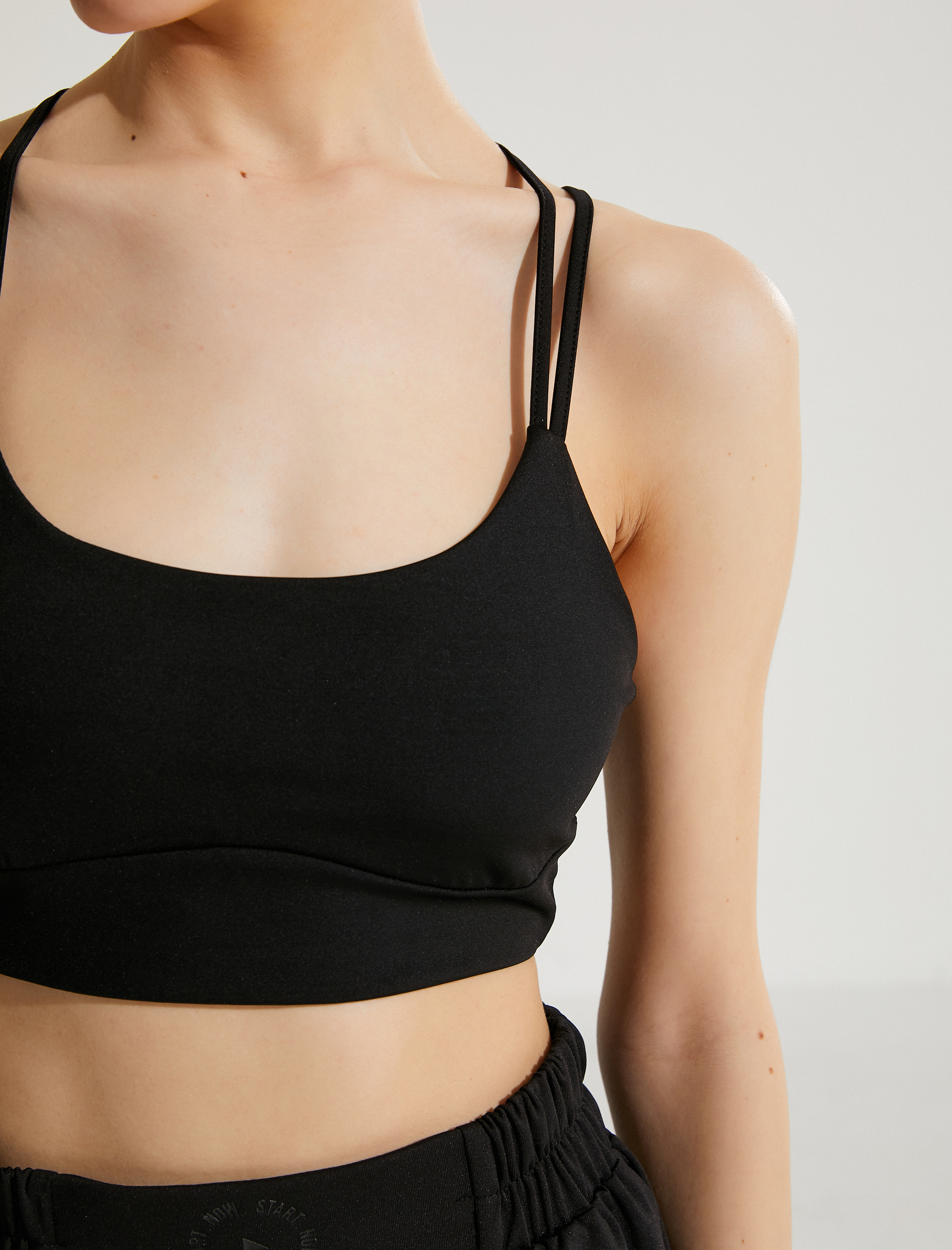   Sporcu Sütyeni İnce Çapraz Askılı Yumuşak Dokulu