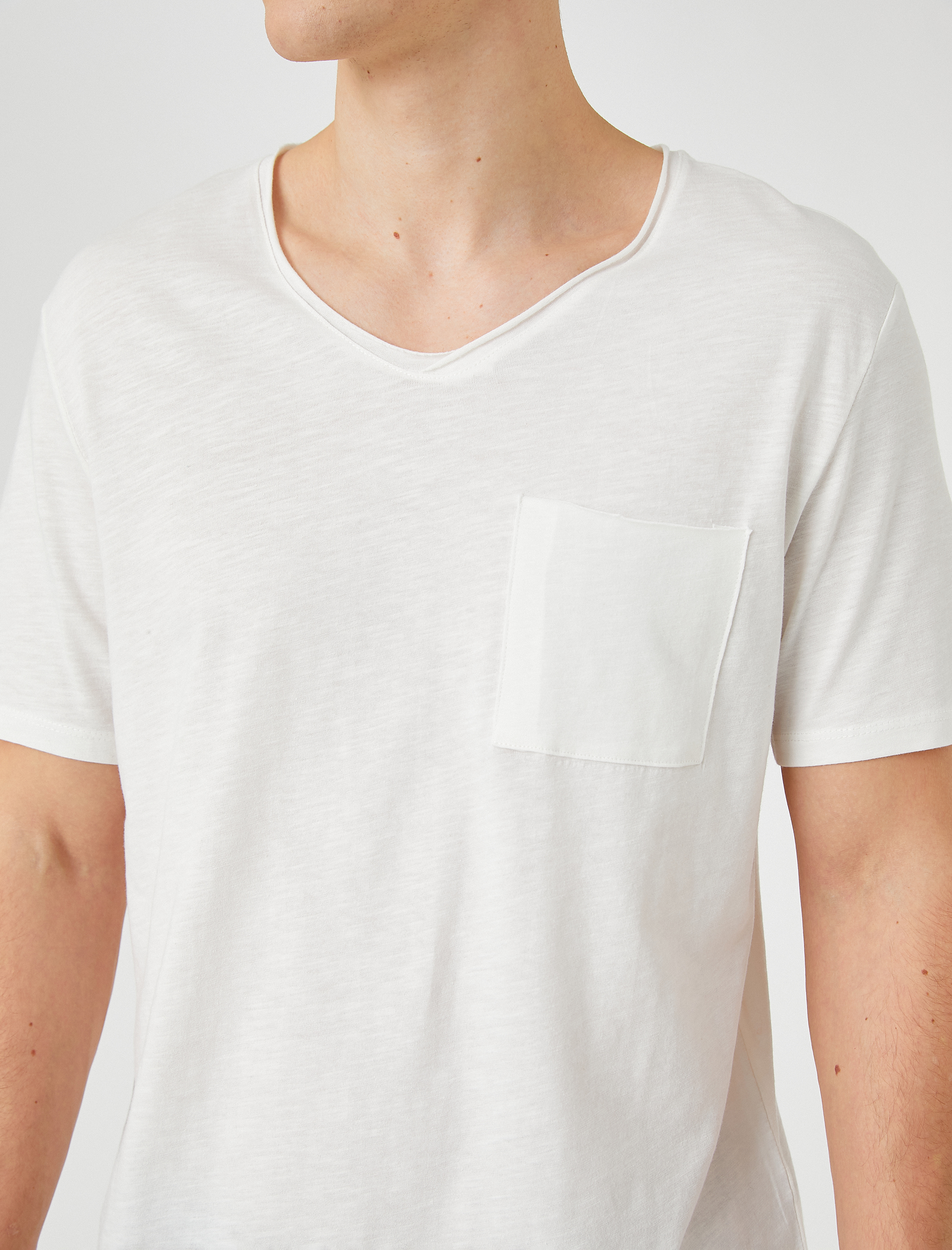   Basic Tişört V Yaka Cep Detaylı Kısa Kollu