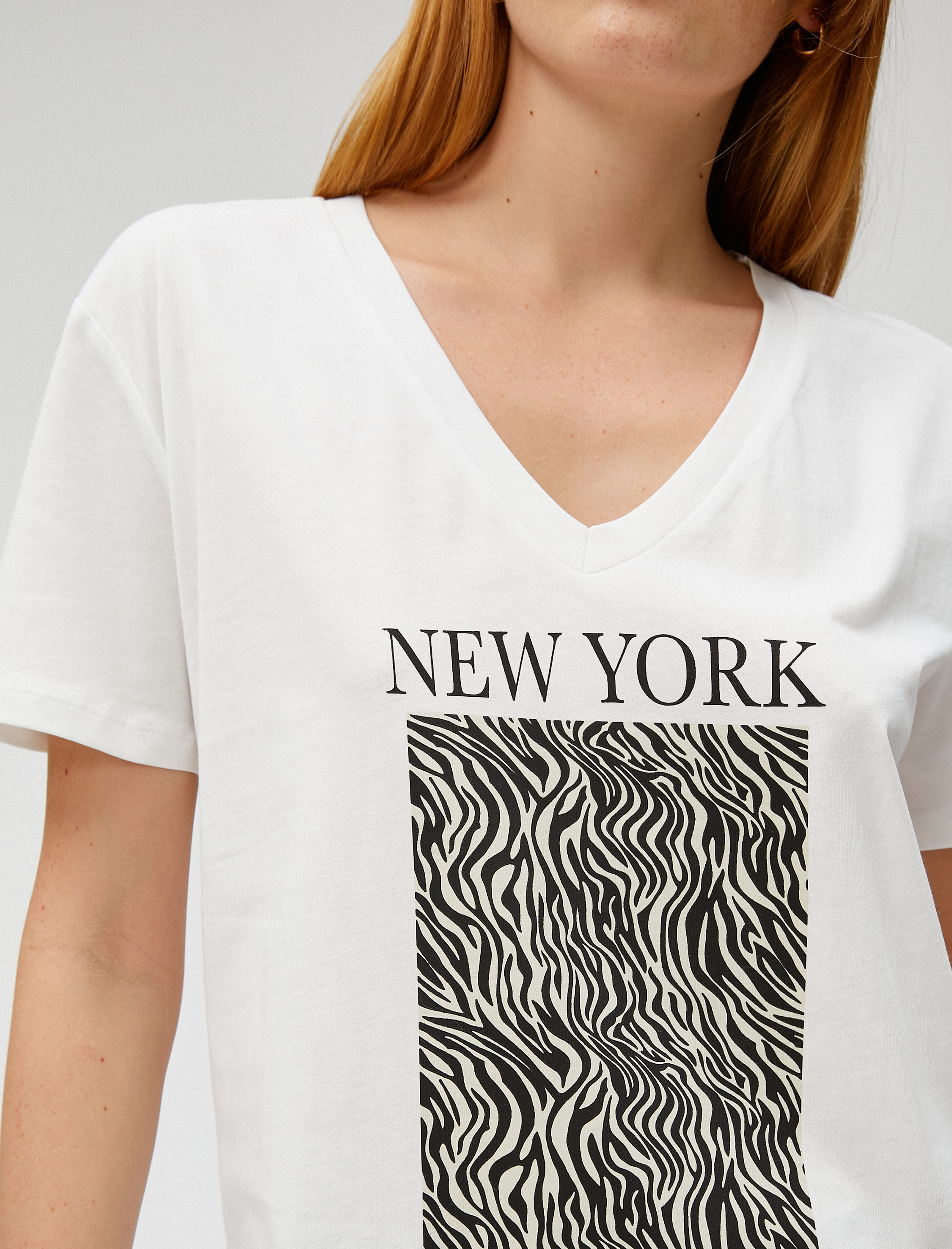   Kısa Kollu Tişört Zebra Baskılı V Yaka