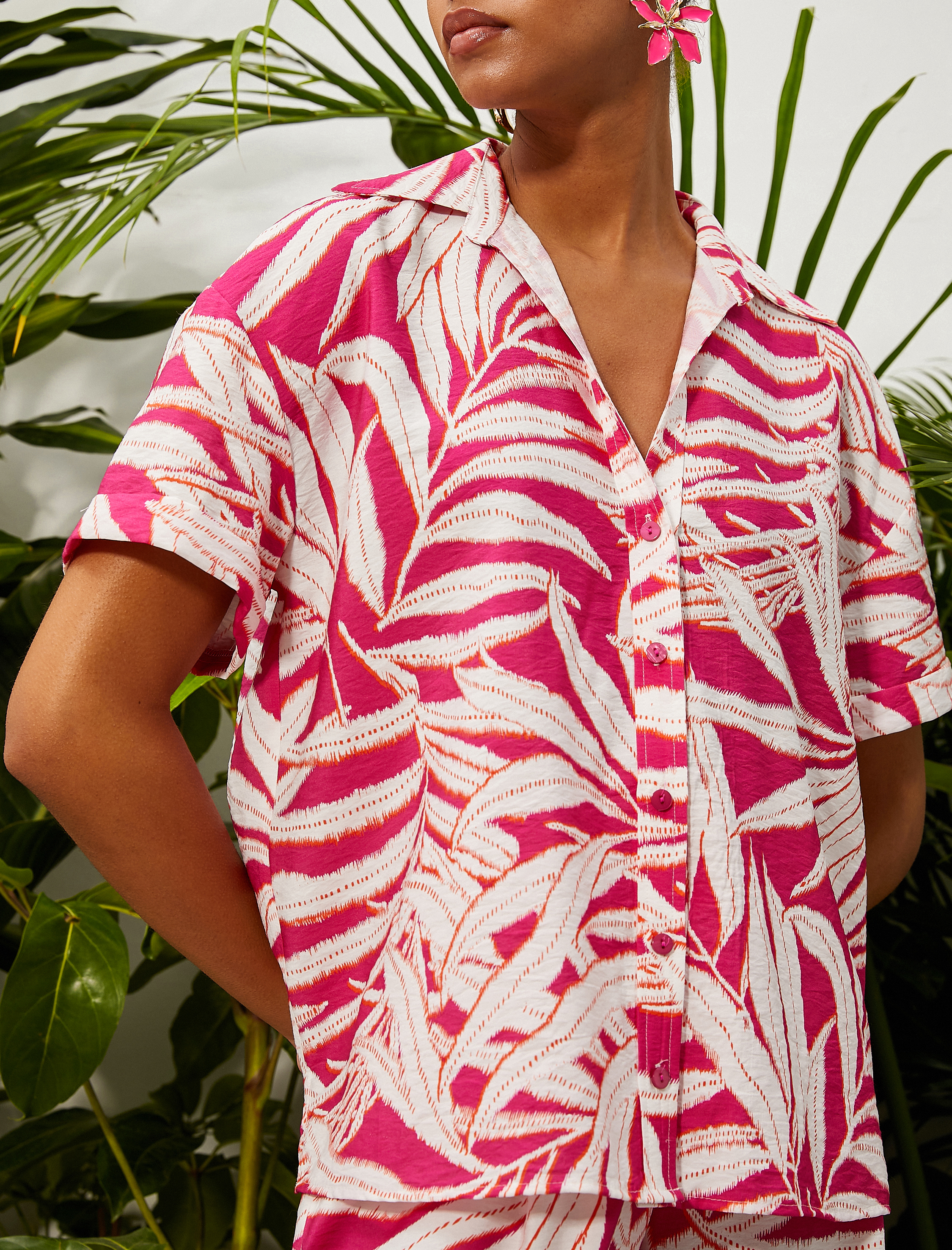   Tropikal Baskılı Kısa Kollu Gömlek