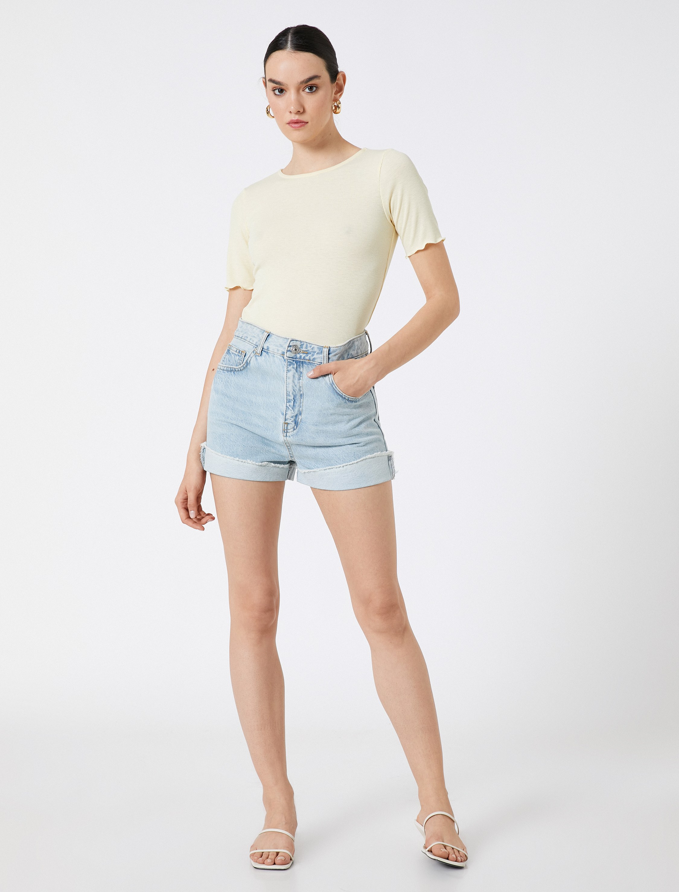   Ribanalı Tişört Kolları Fırfır Detaylı