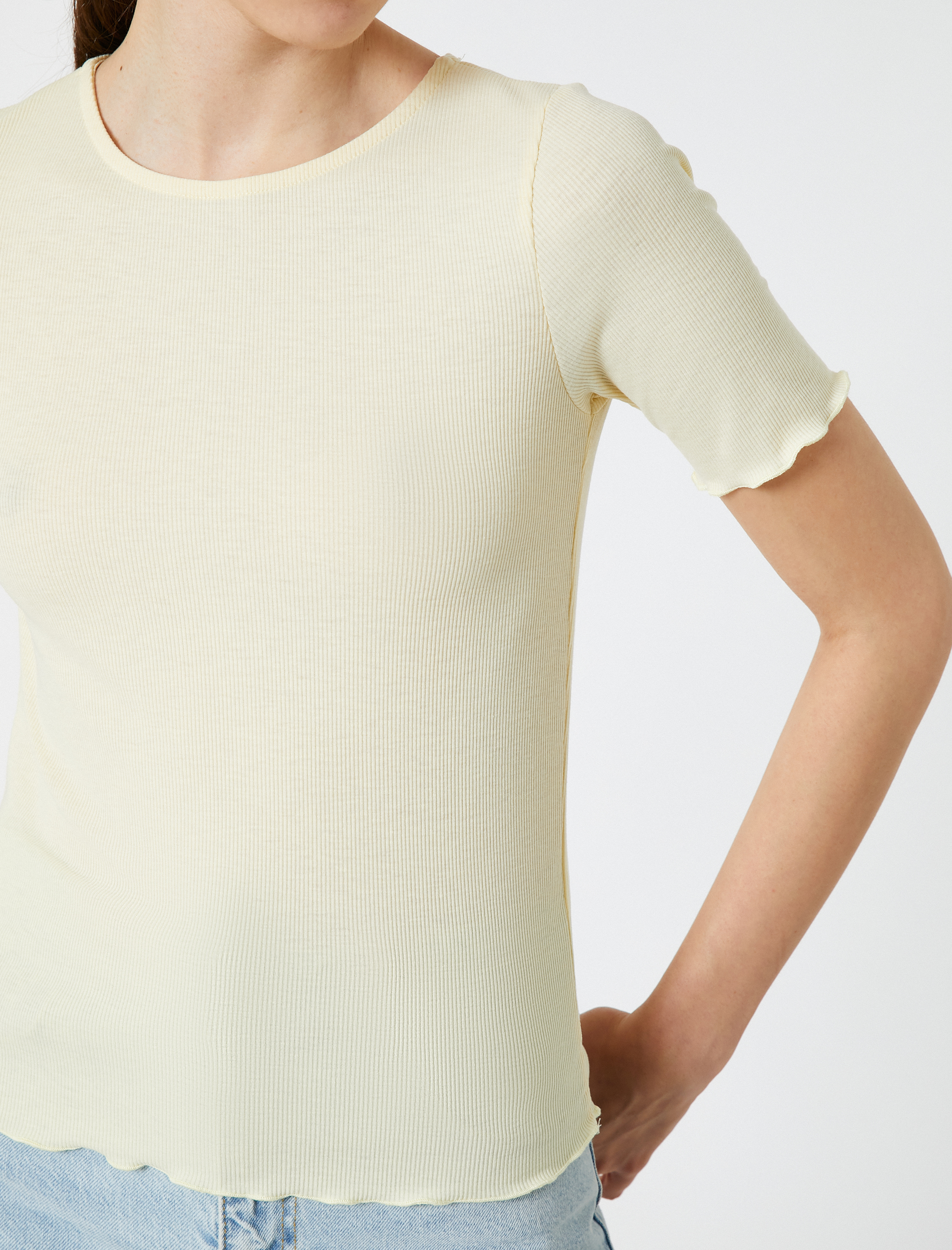   Ribanalı Tişört Kolları Fırfır Detaylı