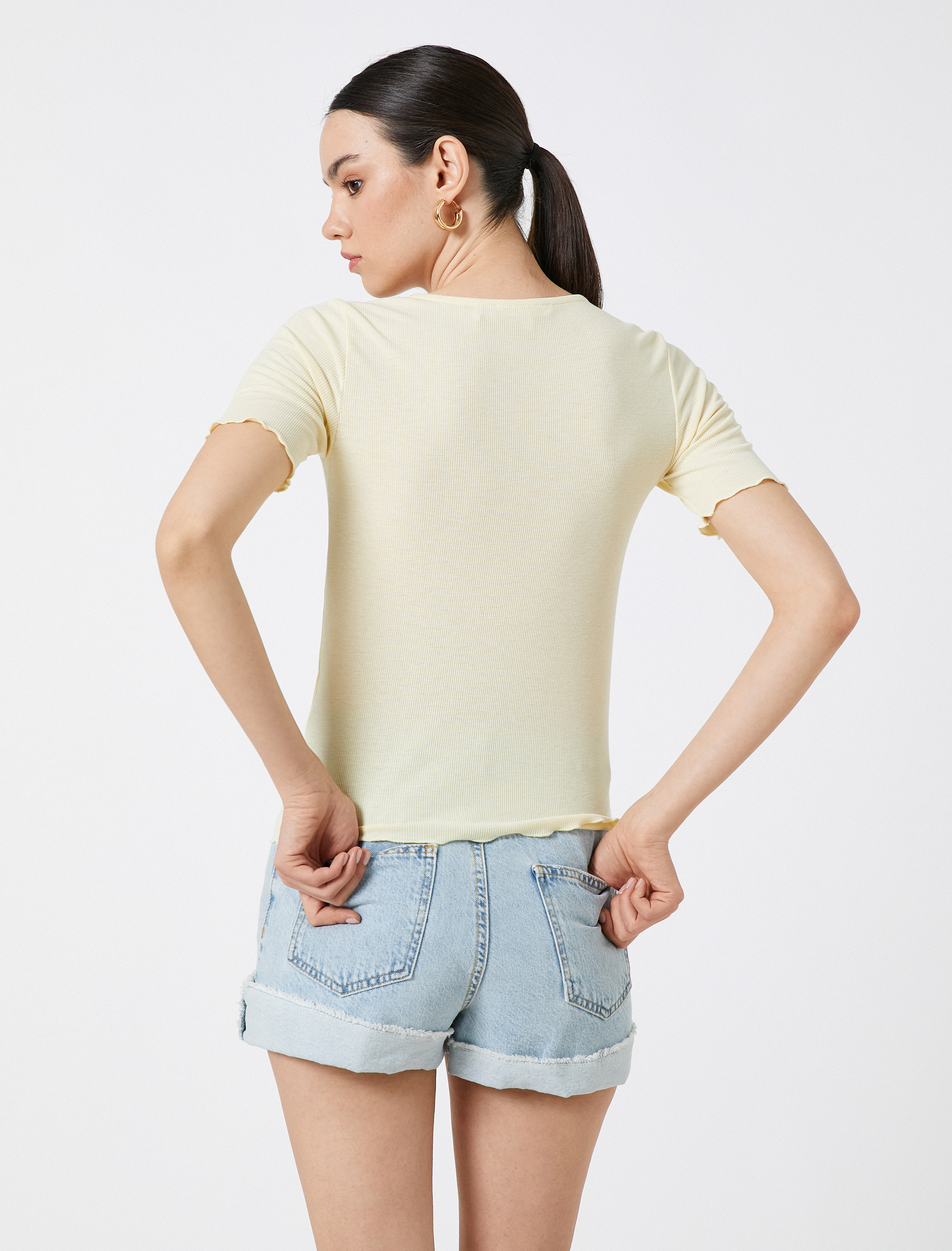   Ribanalı Tişört Kolları Fırfır Detaylı