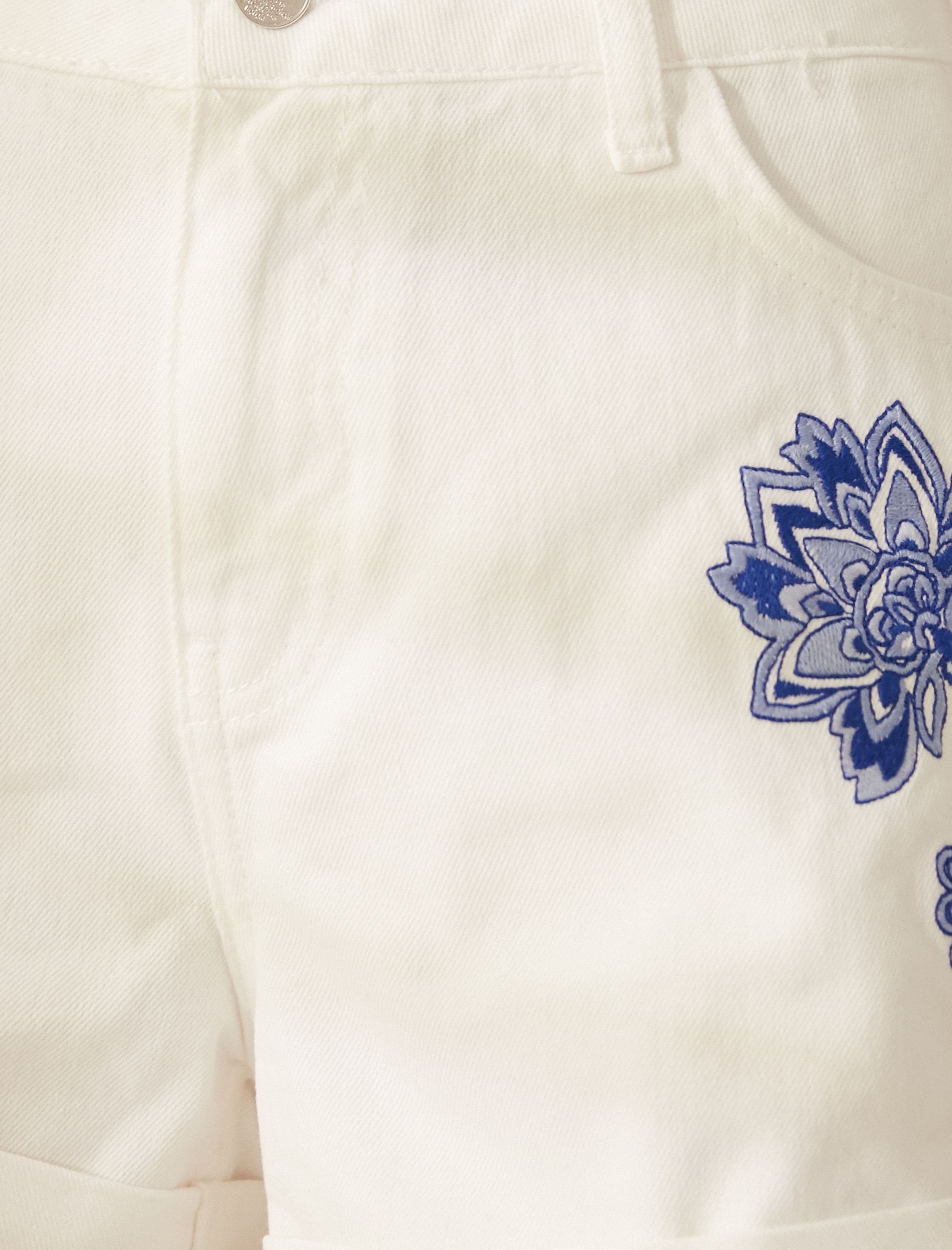   Melis Ağazat X Koton - Çiçek Nakışlı Şort