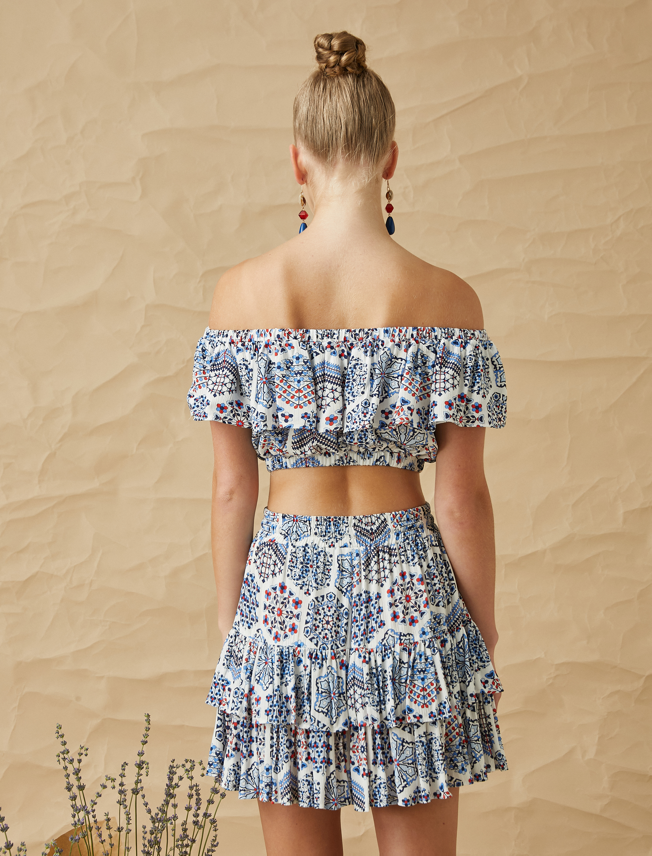   Etnik Desenli Fırfırlı Omzu Açık Crop Bluz