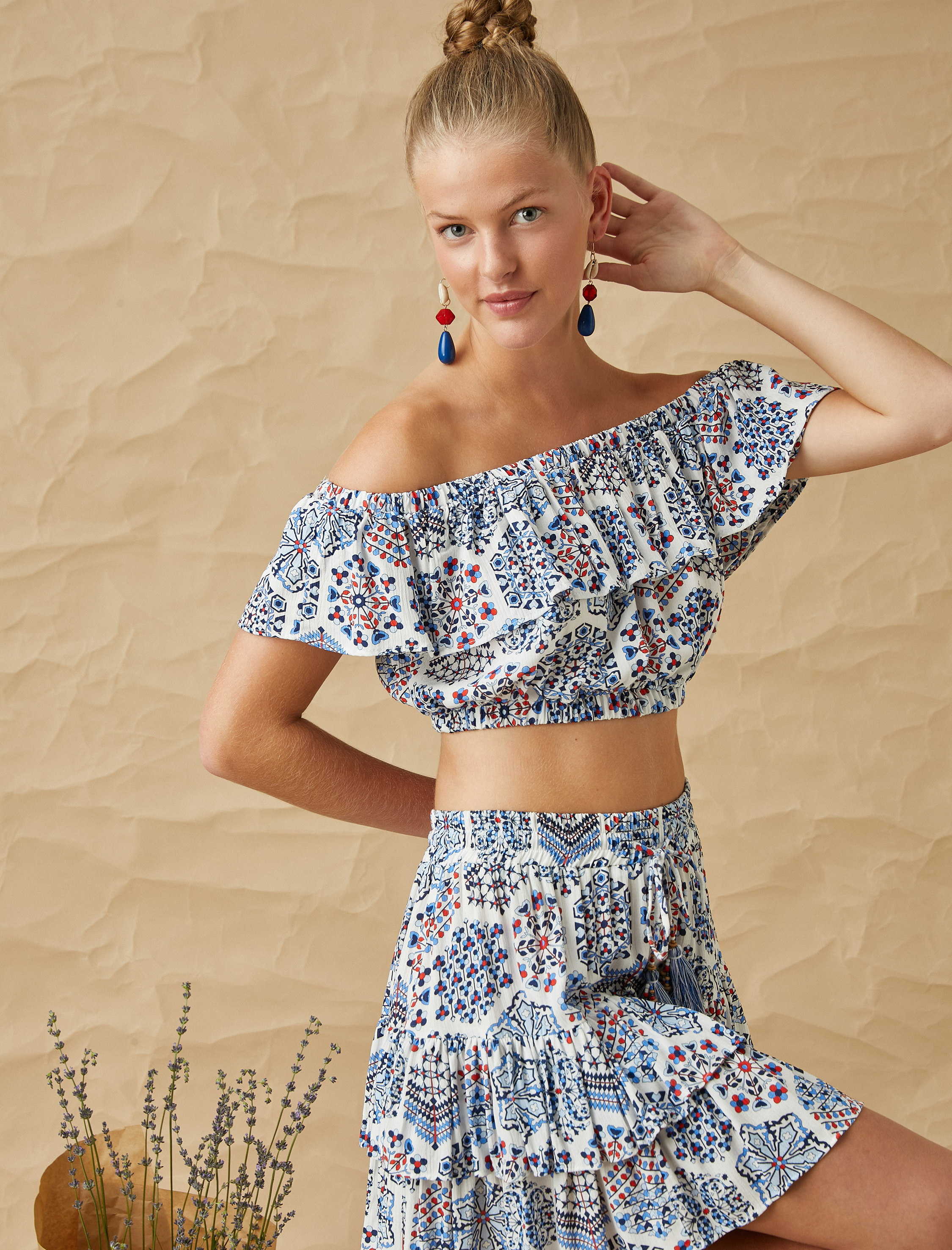   Etnik Desenli Fırfırlı Omzu Açık Crop Bluz