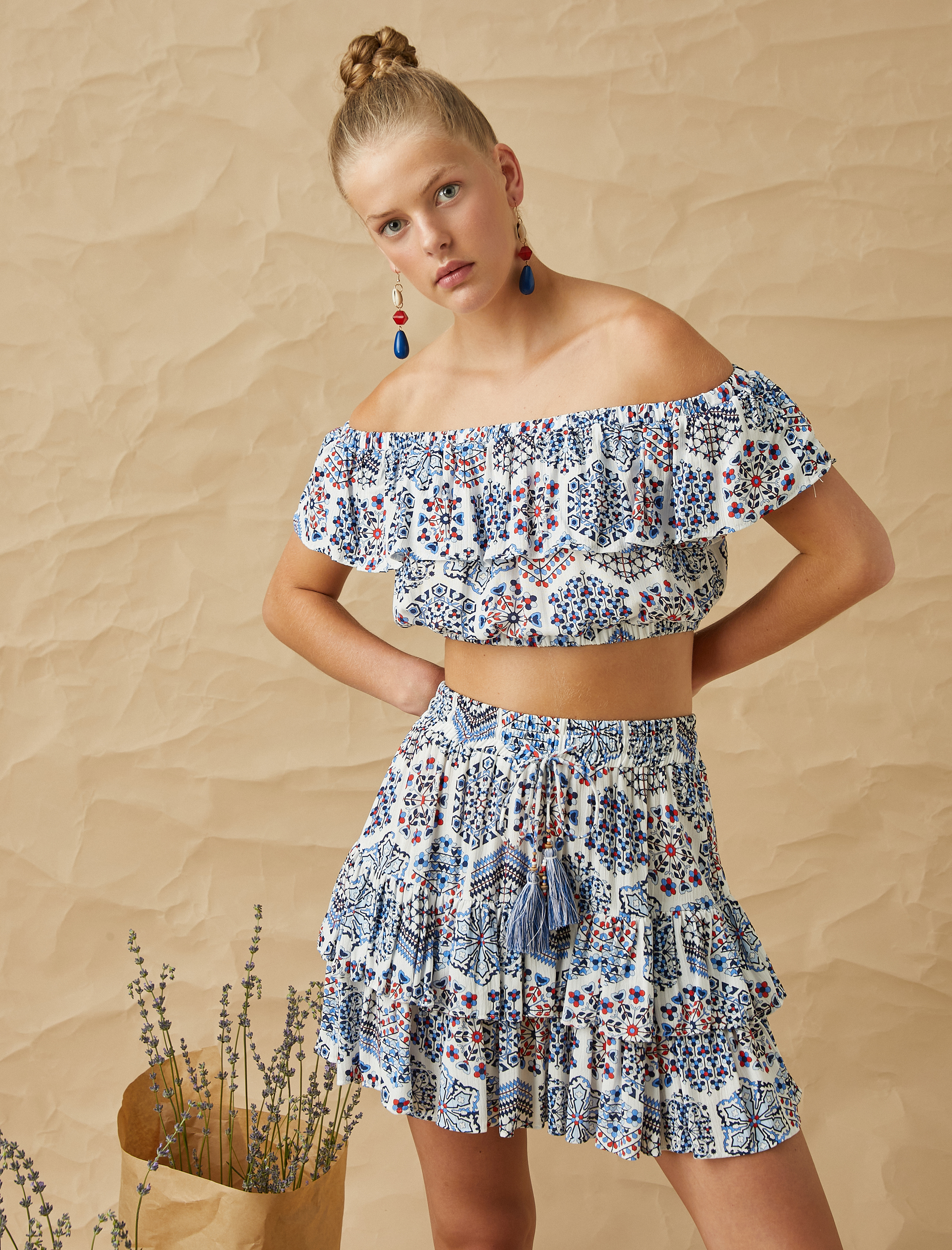   Etnik Desenli Fırfırlı Omzu Açık Crop Bluz