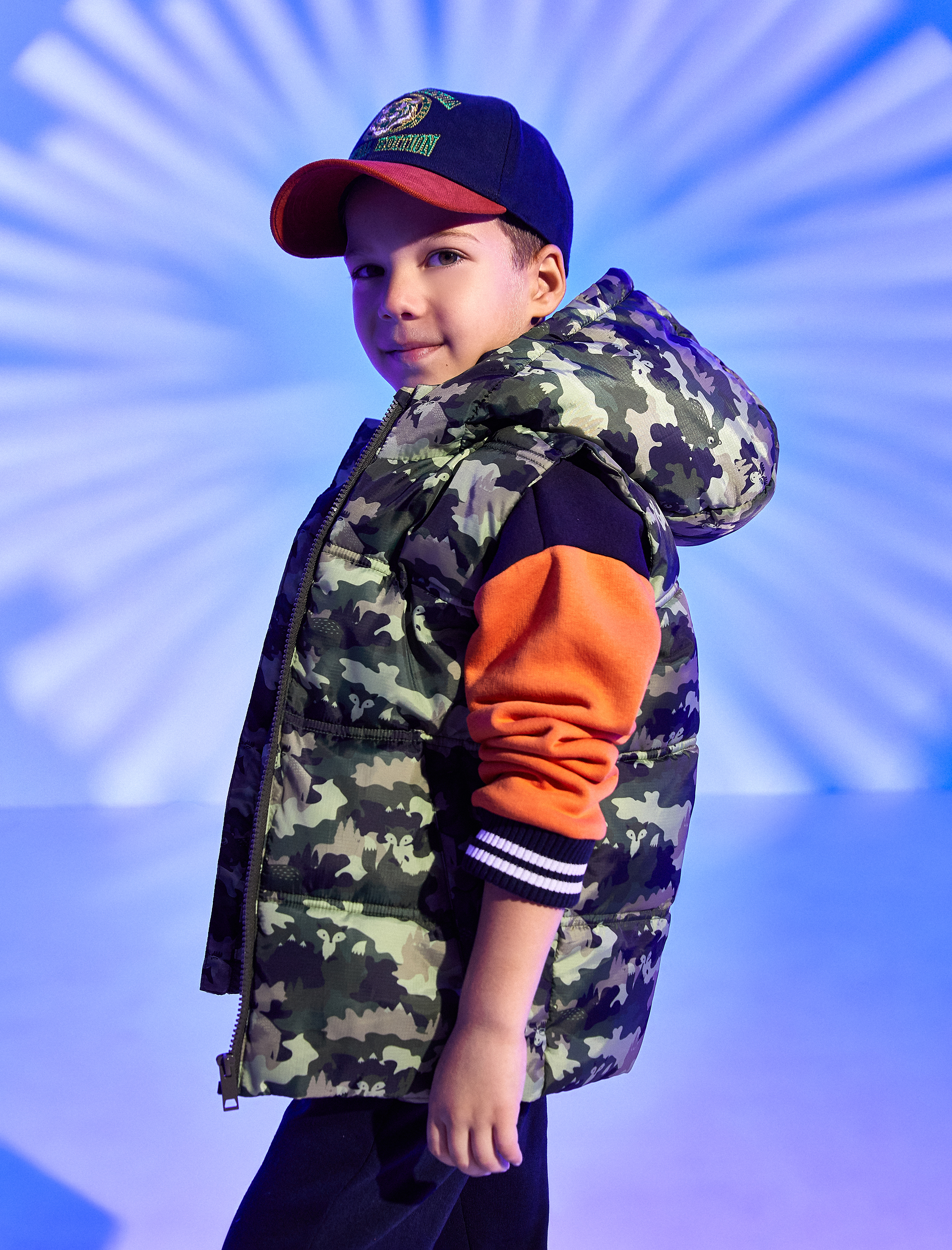  Erkek Çocuk Şişme Yelek Kamuflaj Desenli Kapüşonlu