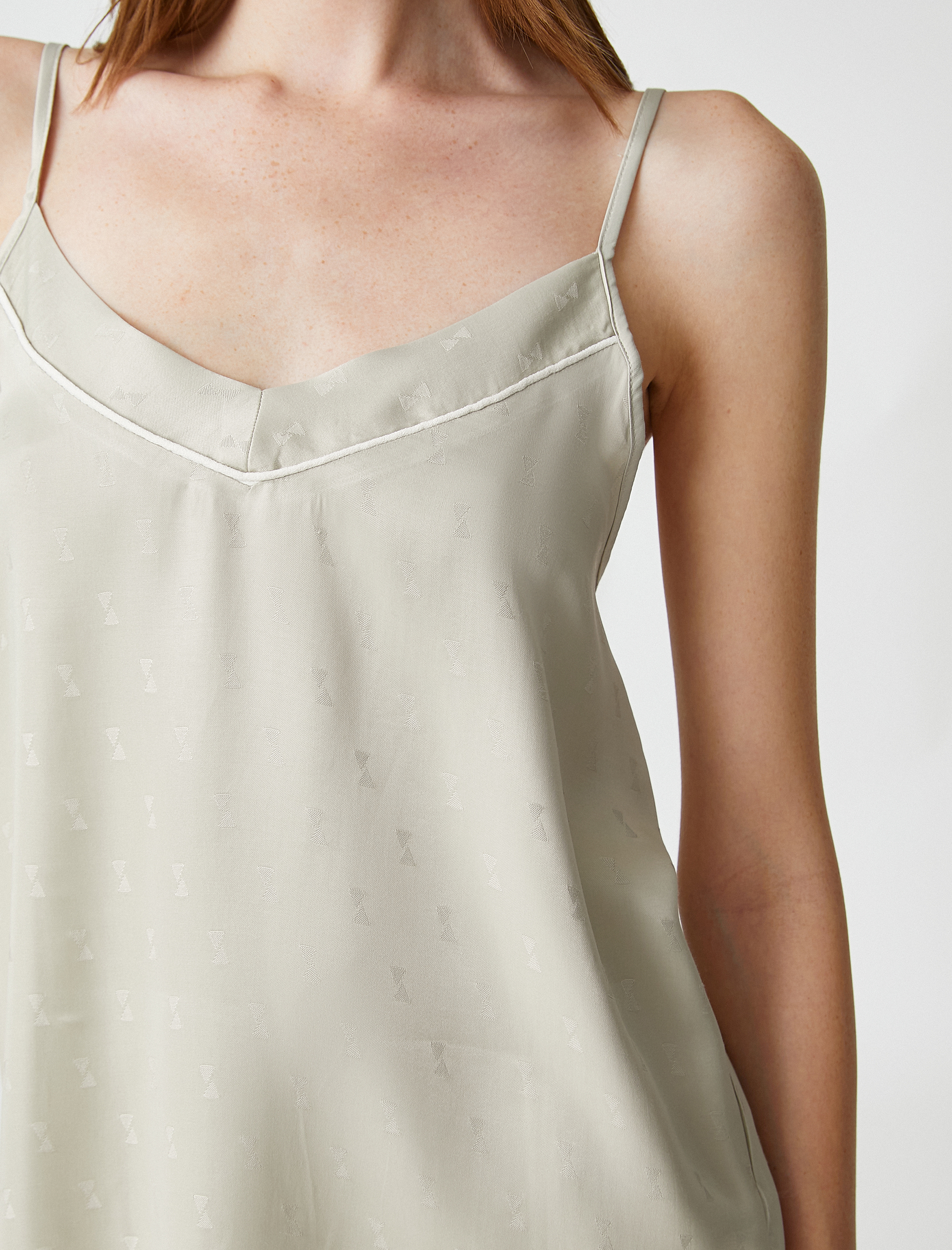   Saten Pijama Üstü Askılı Jakarlı V Yaka