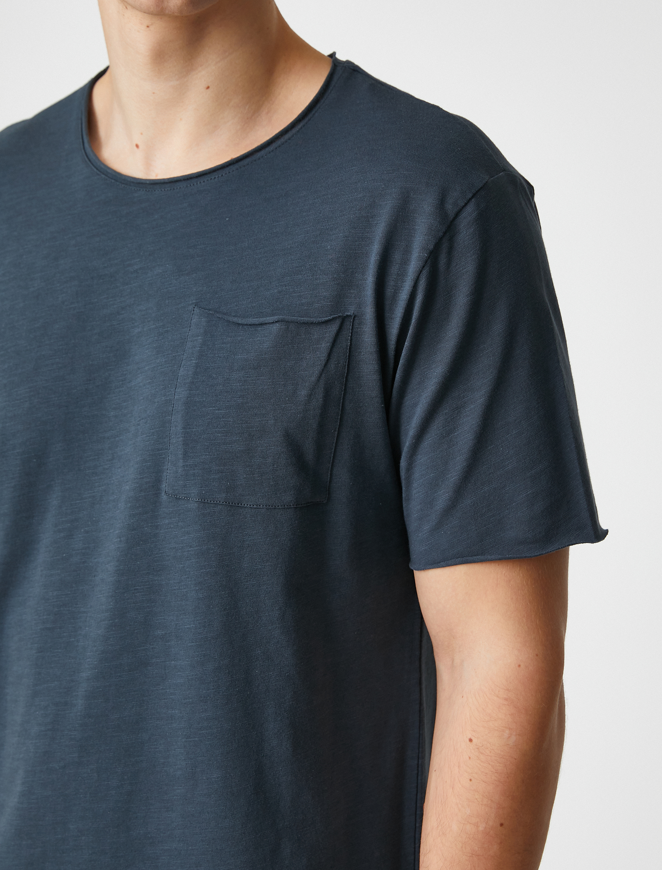   Basic Tişört Cep Detaylı Kısa Kollu Dar Kesim