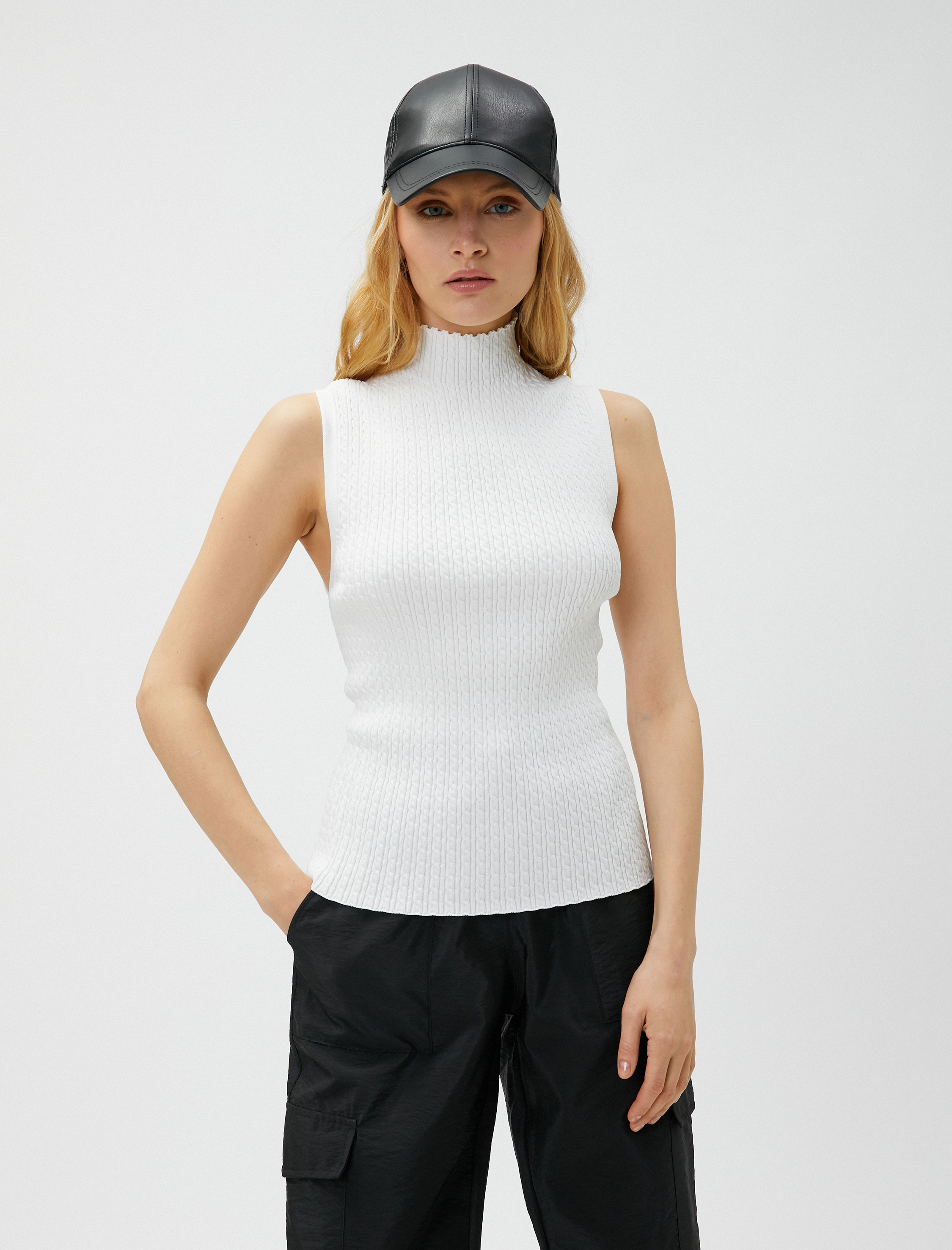   Boğazlı Atlet Kolsuz Örgü Motifli