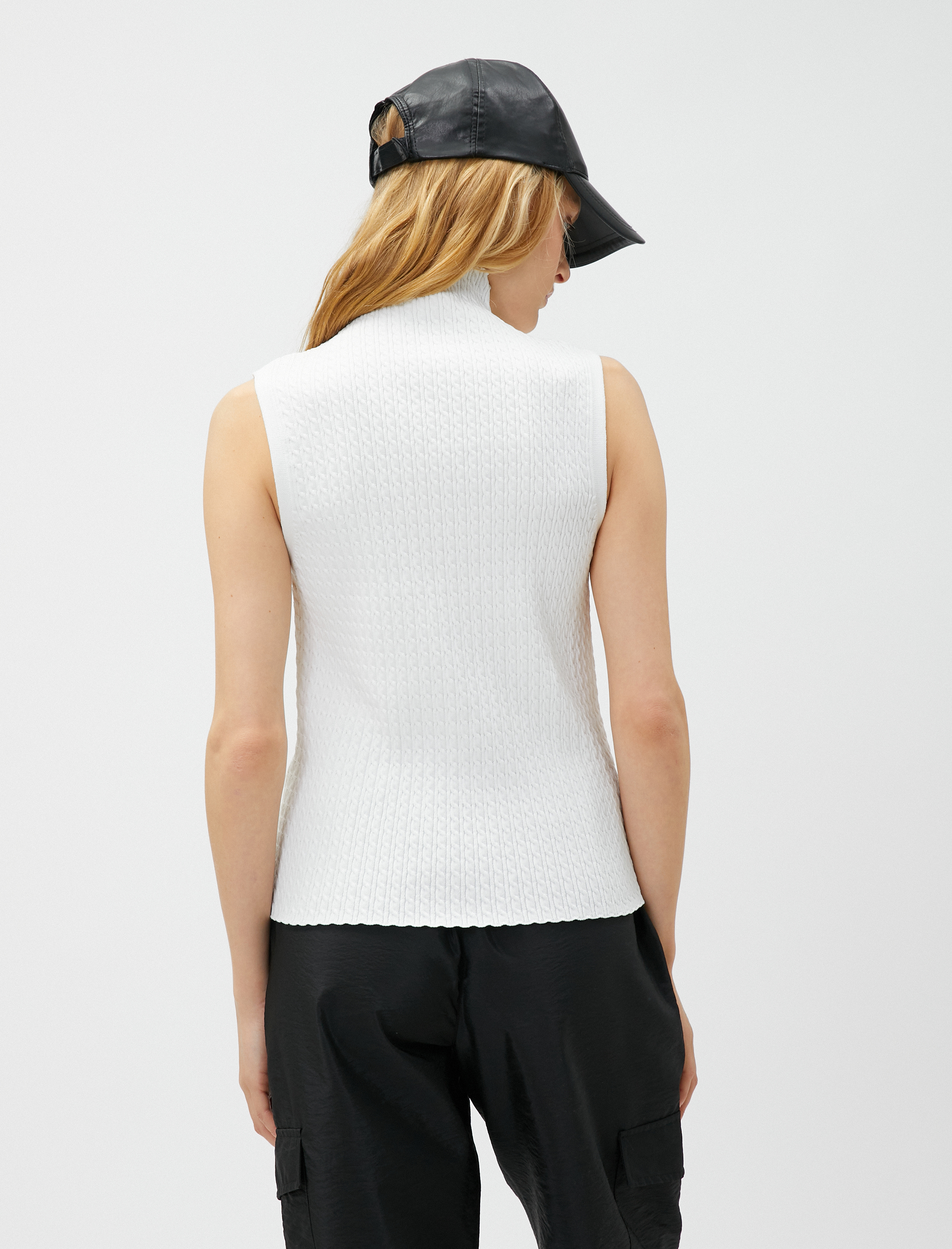   Boğazlı Atlet Kolsuz Örgü Motifli