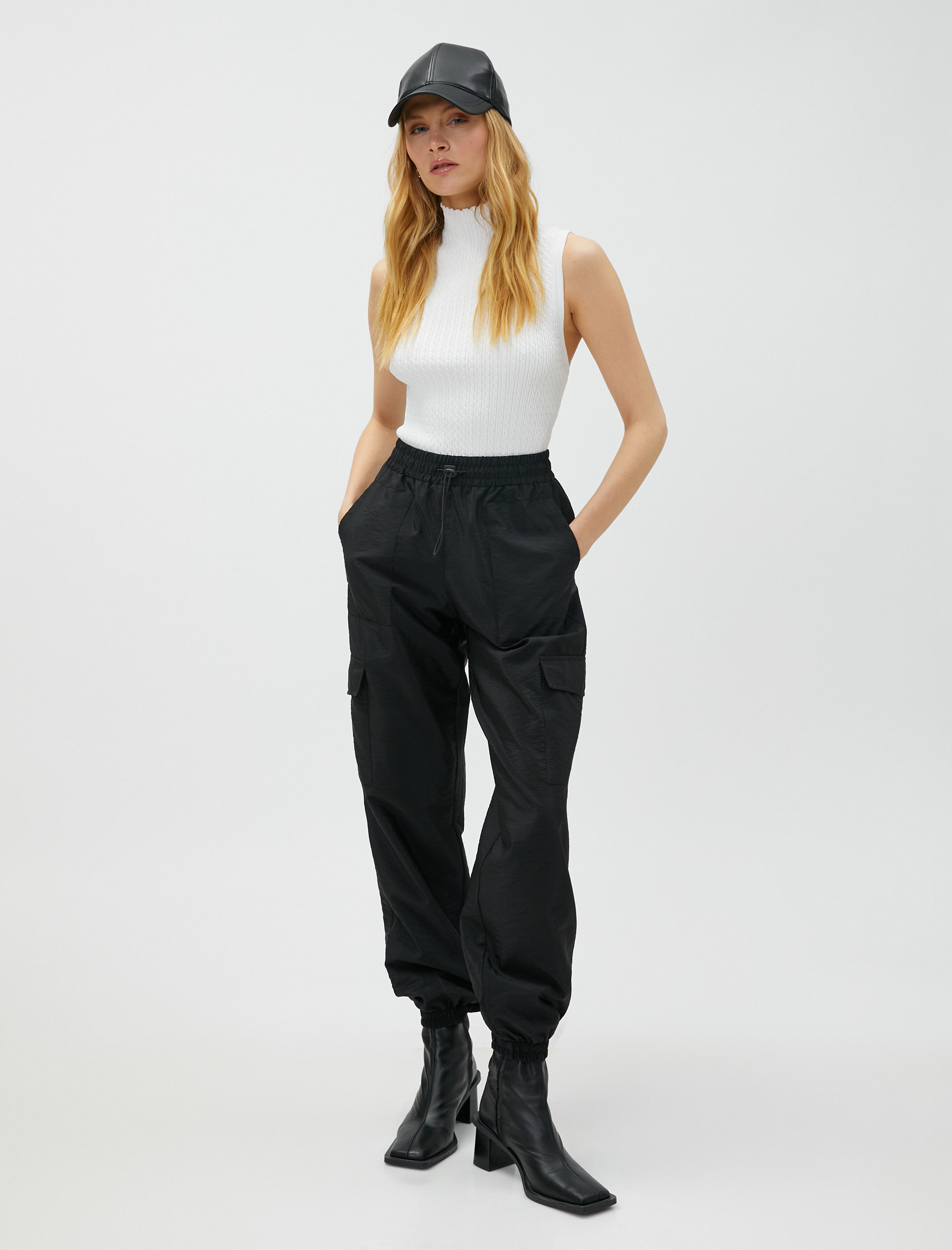   Boğazlı Atlet Kolsuz Örgü Motifli