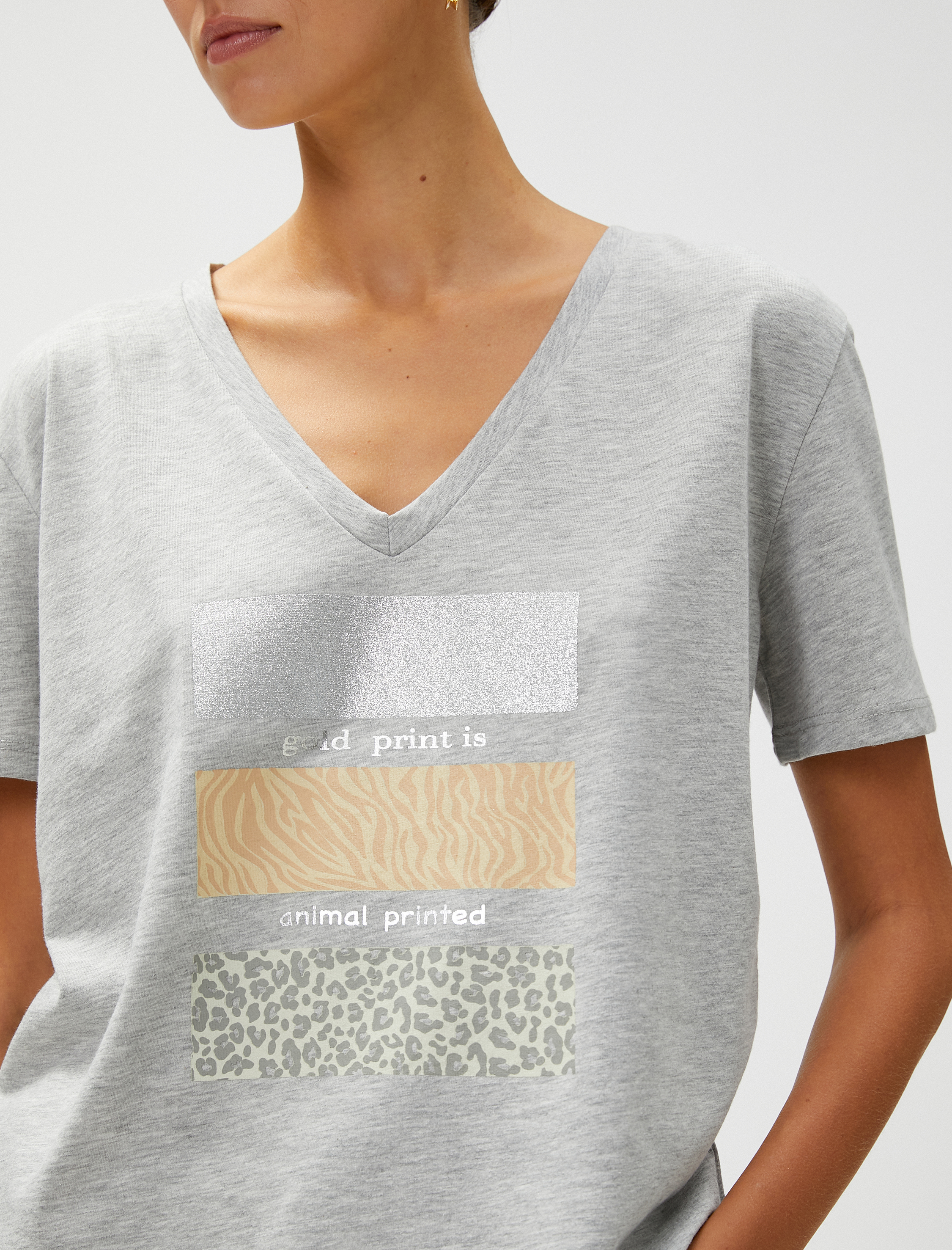   Tişört V Yaka Parlak Baskılı Pamuklu