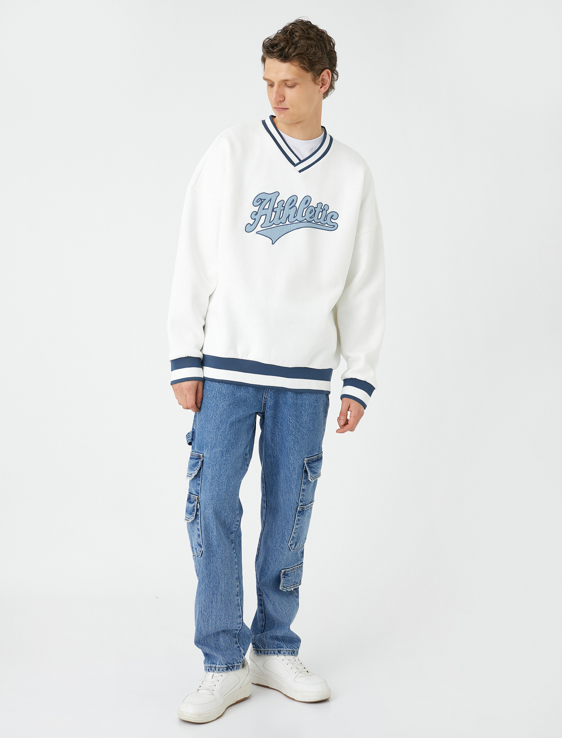   Kolej Oversize Sweatshirt V Yaka Aplike İşleme Detaylı Şardonlu