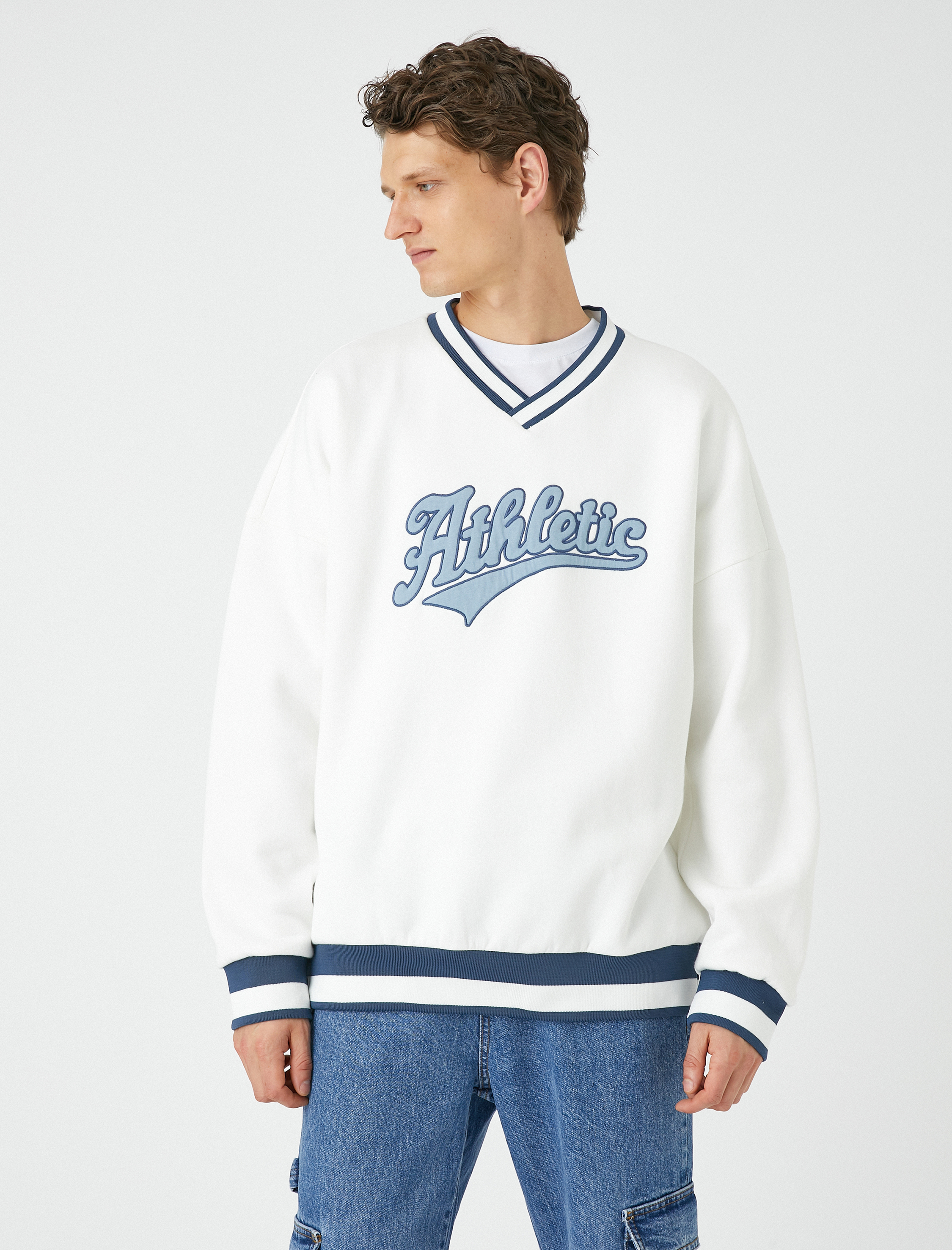   Kolej Oversize Sweatshirt V Yaka Aplike İşleme Detaylı Şardonlu