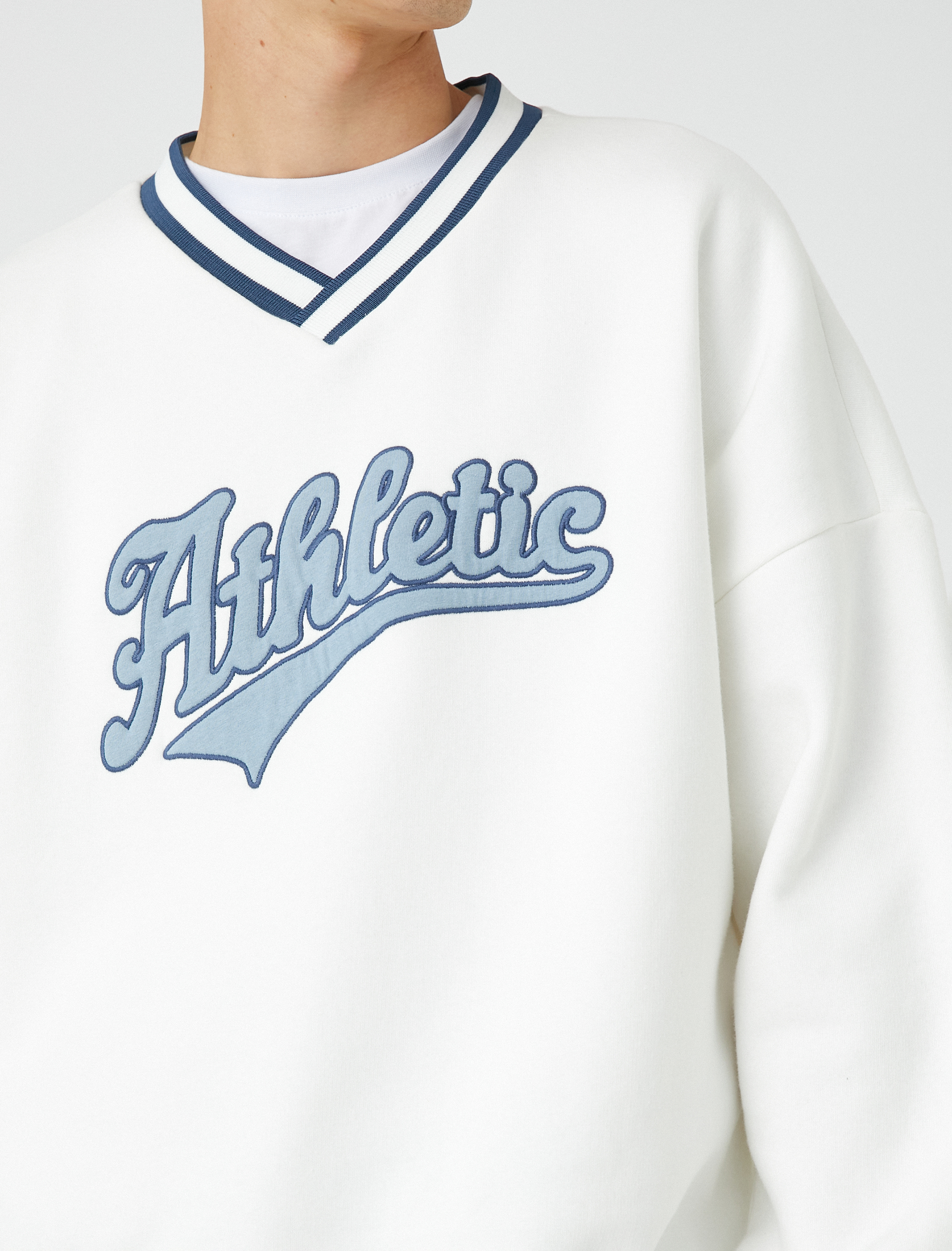   Kolej Oversize Sweatshirt V Yaka Aplike İşleme Detaylı Şardonlu