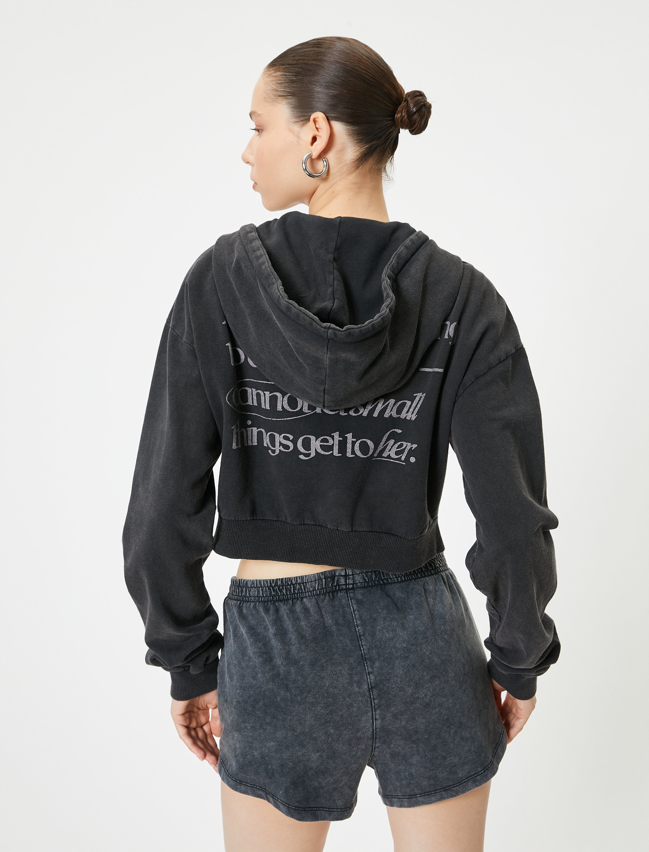   Şardonlu Fermuarlı Kapüşonlu Sweatshirt Crop Cepli Baskı Detaylı Uzun Kollu