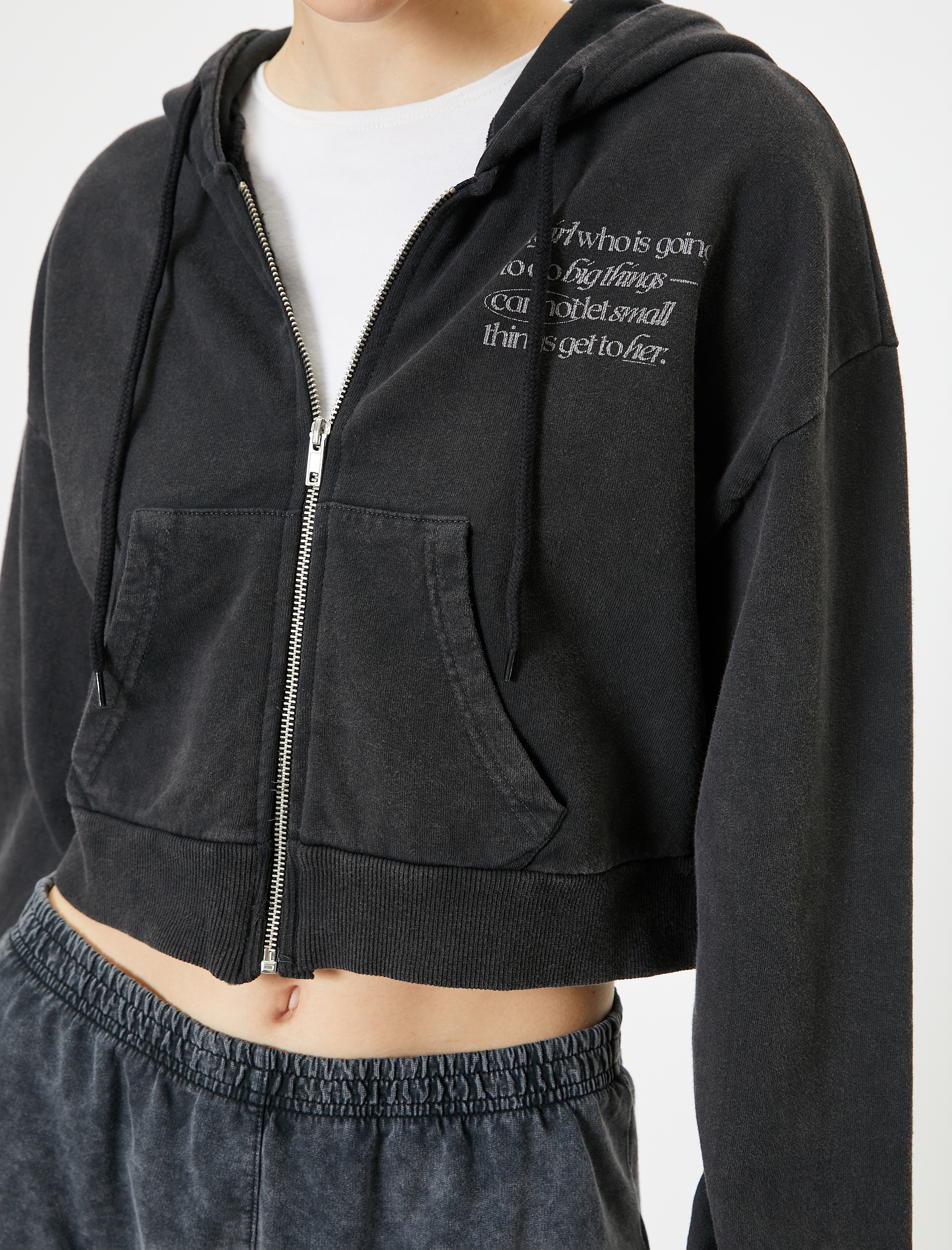   Şardonlu Fermuarlı Kapüşonlu Sweatshirt Crop Cepli Baskı Detaylı Uzun Kollu