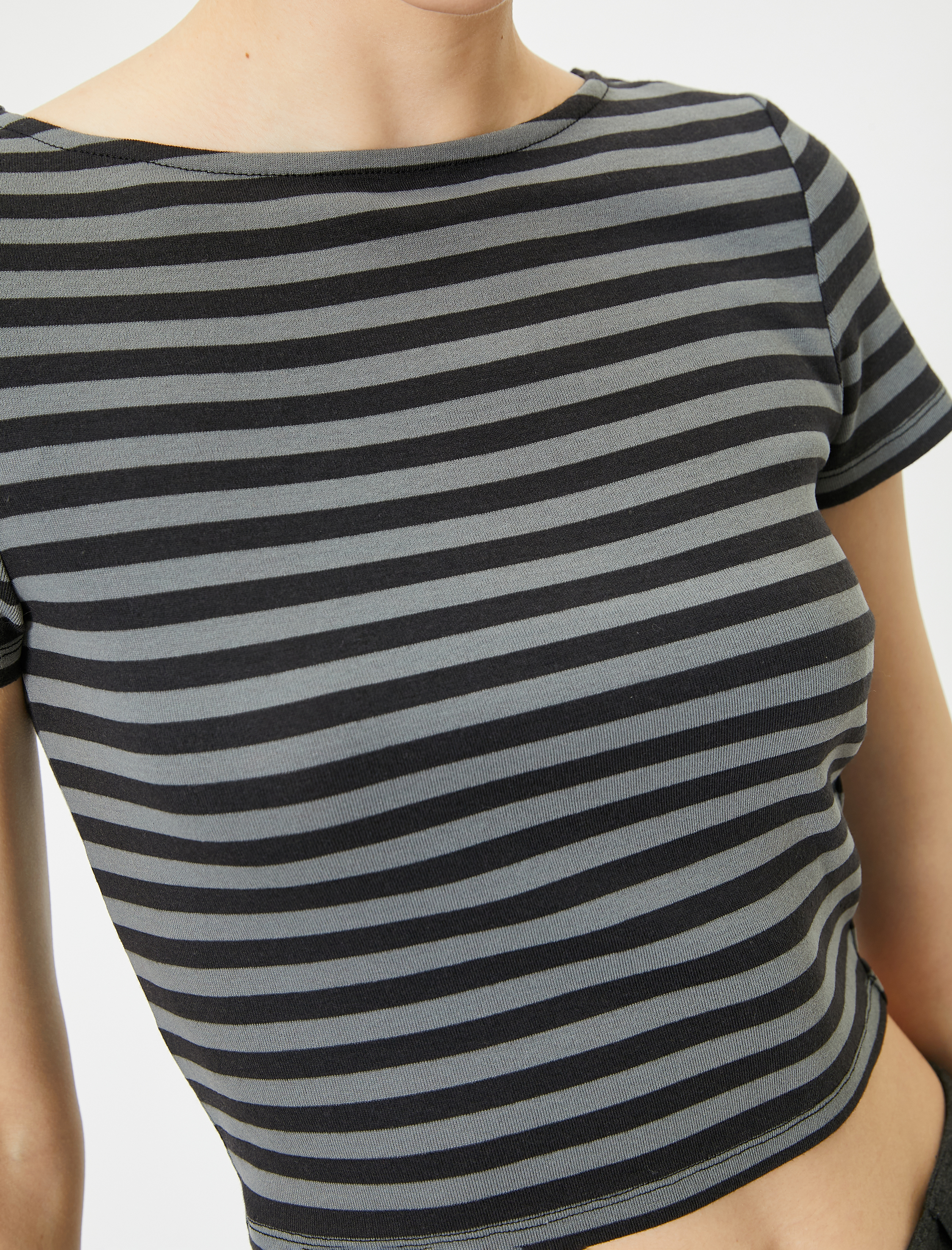   Crop Tişört Kısa Kollu Kayık Yaka Likralı