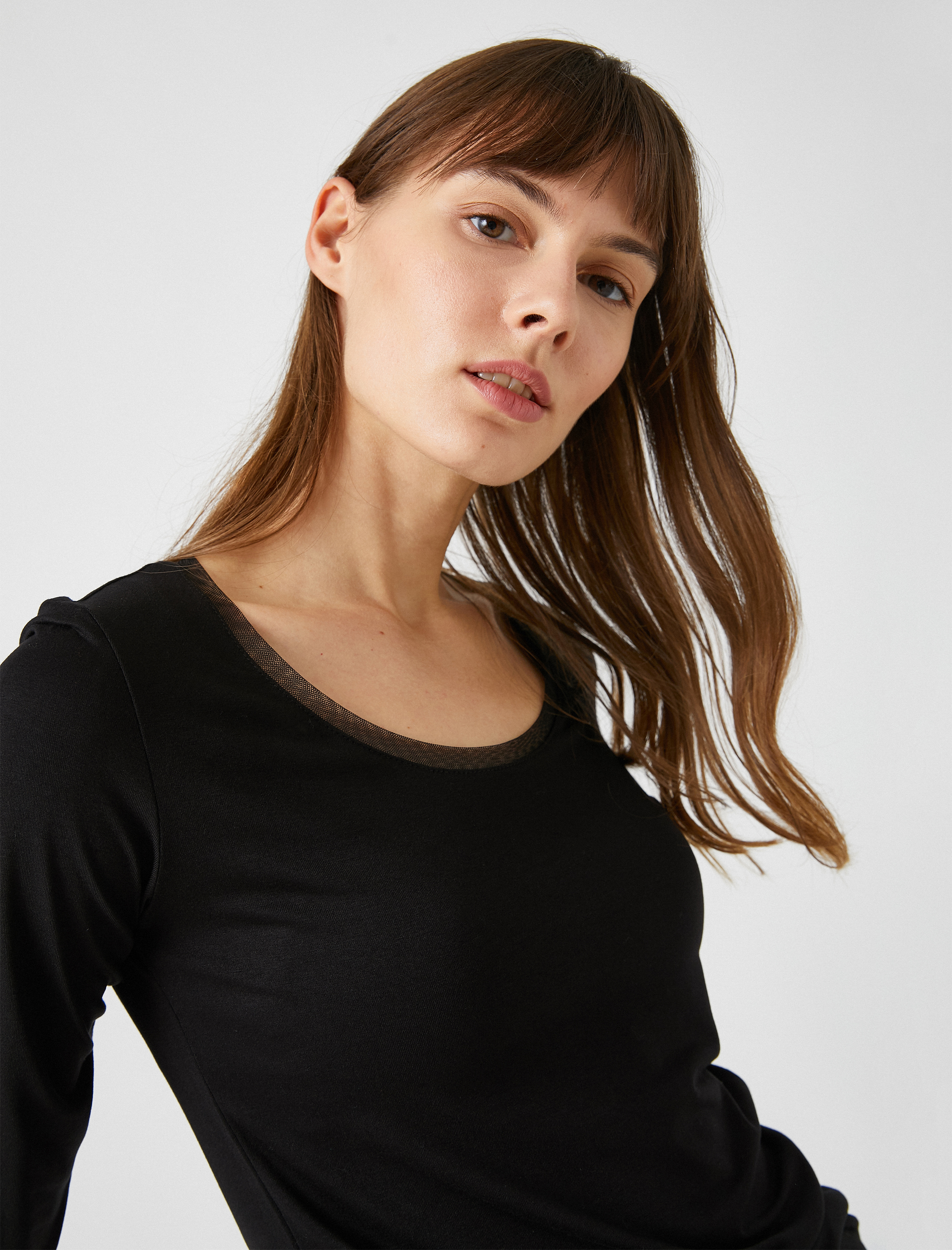   Uzun Kollu Tişört Tül Detaylı Yuvarlak Yaka