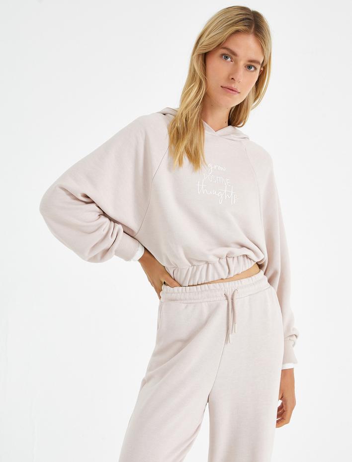  Uzun Kollu Kapüşonlu Yazı Baskılı Sweatshirt