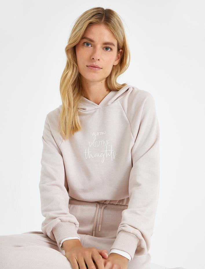  Uzun Kollu Kapüşonlu Yazı Baskılı Sweatshirt